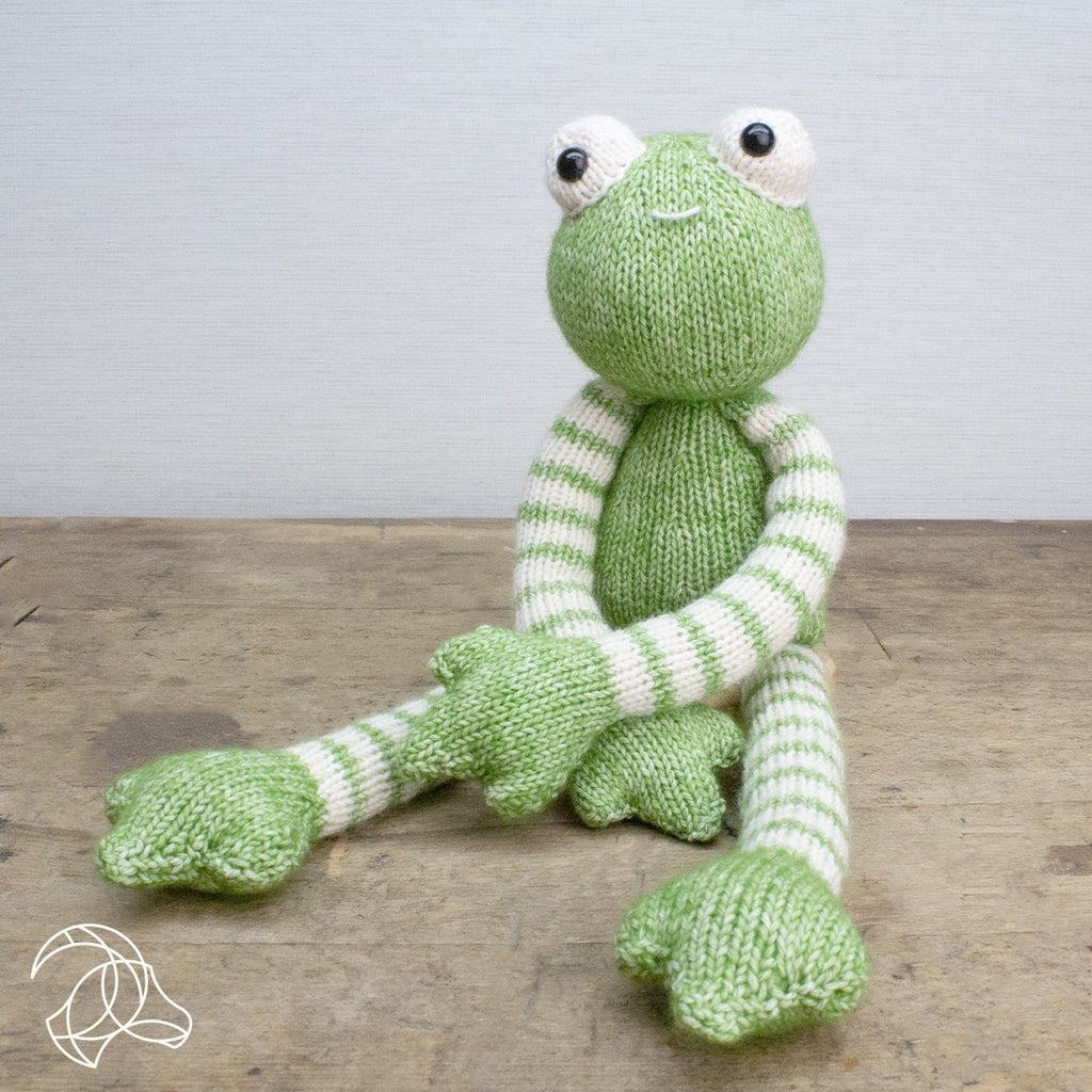 Hardicraft Strickset Frosch Tinus – 38 cm, Weiss