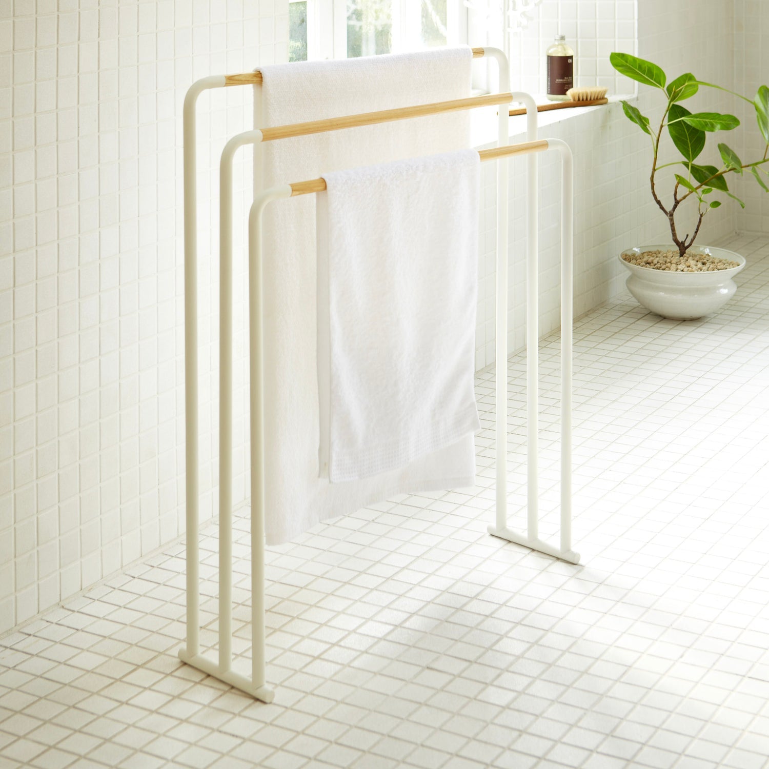 Yamazaki Handtuchständer – 70×19×83 cm, Stahl/Holz, 1 kg, freistehend, Weiss
