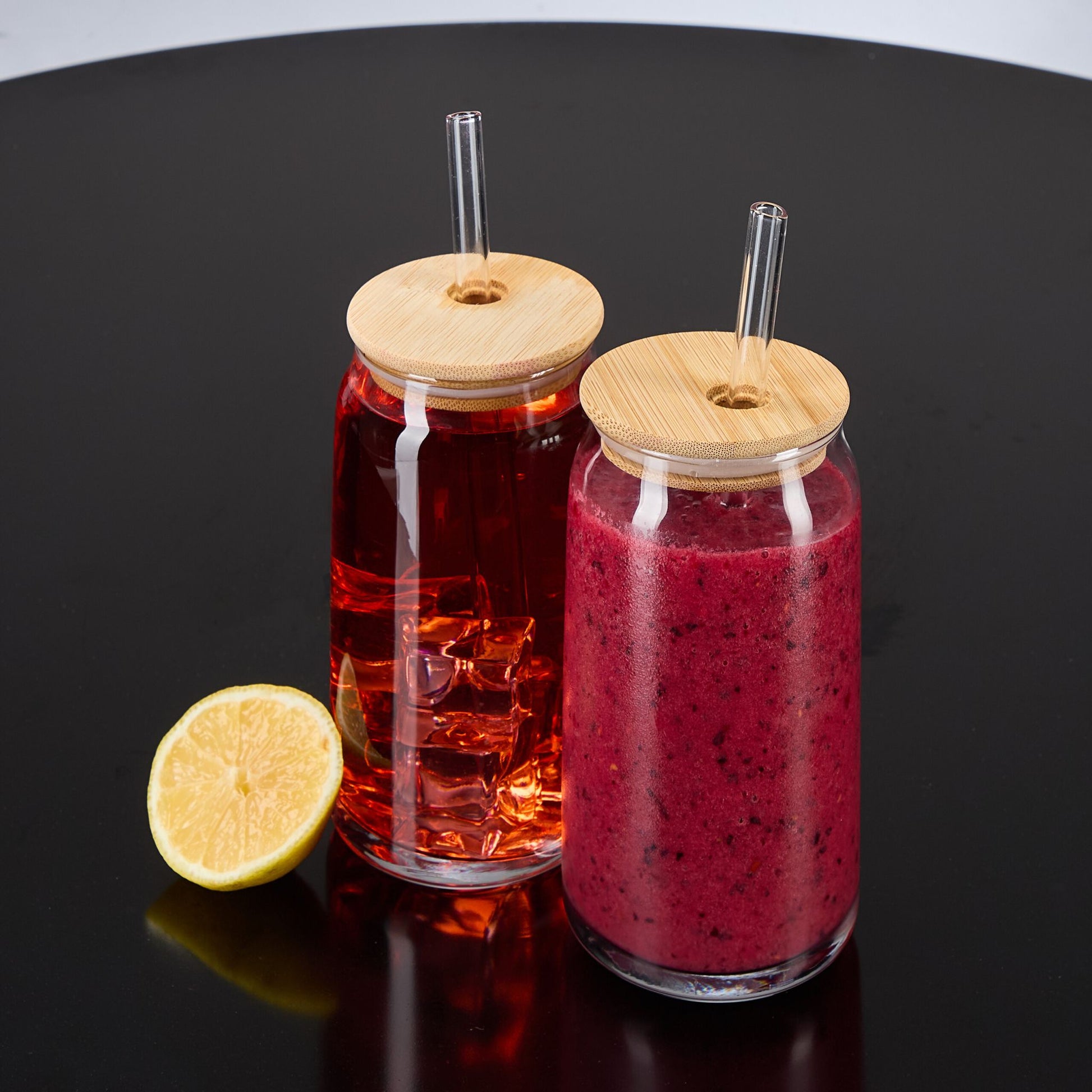 Relaxdays Trinkgläser – 4er Set, 450 ml, H 14,0 cm, Glas, Hellbraun, mit Deckel, inkl. Strohhalm