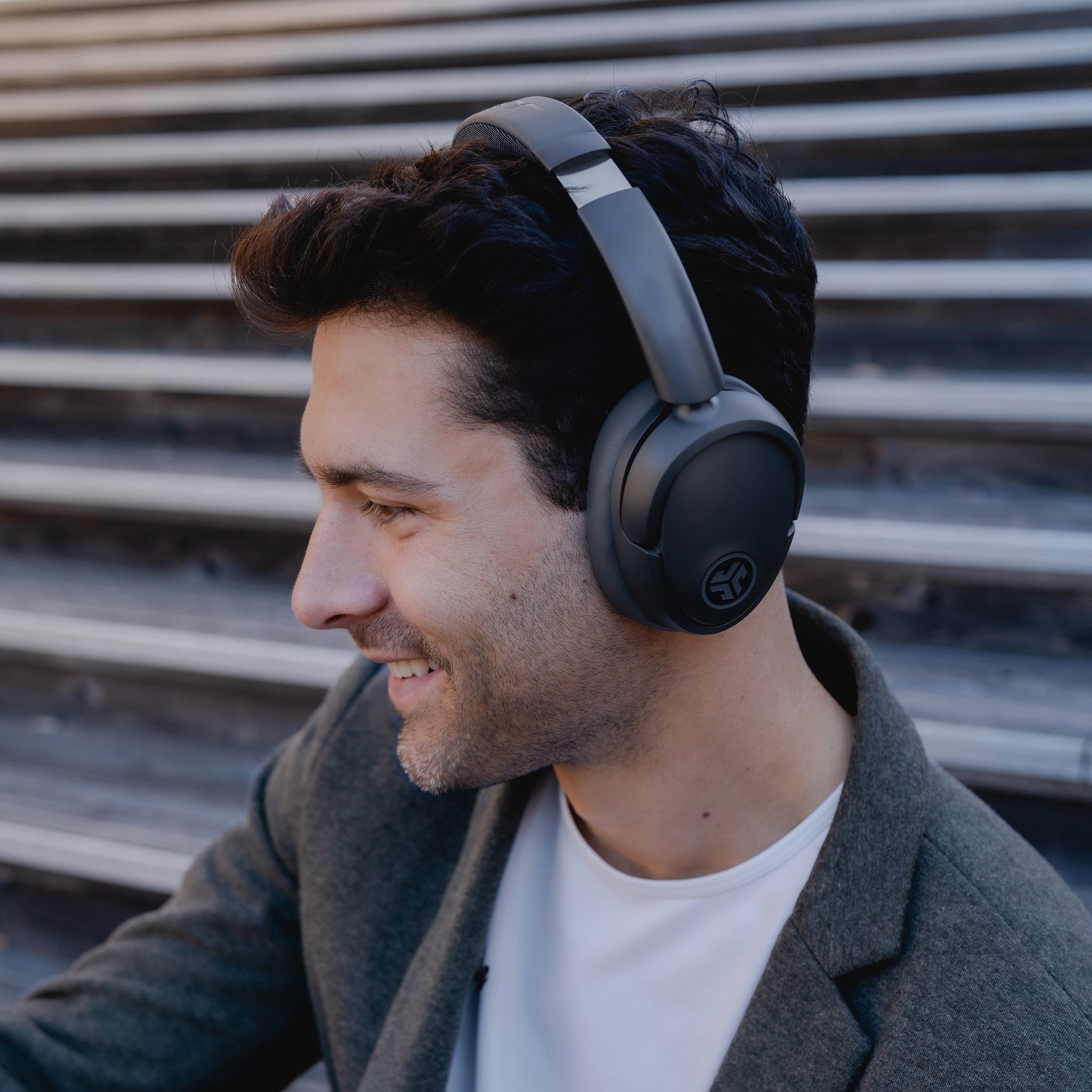 JLab JBuds Lux – Over-Ear Bluetooth ANC Kopfhörer – Graphit – bis 70 h (bis 40 h mit ANC)
