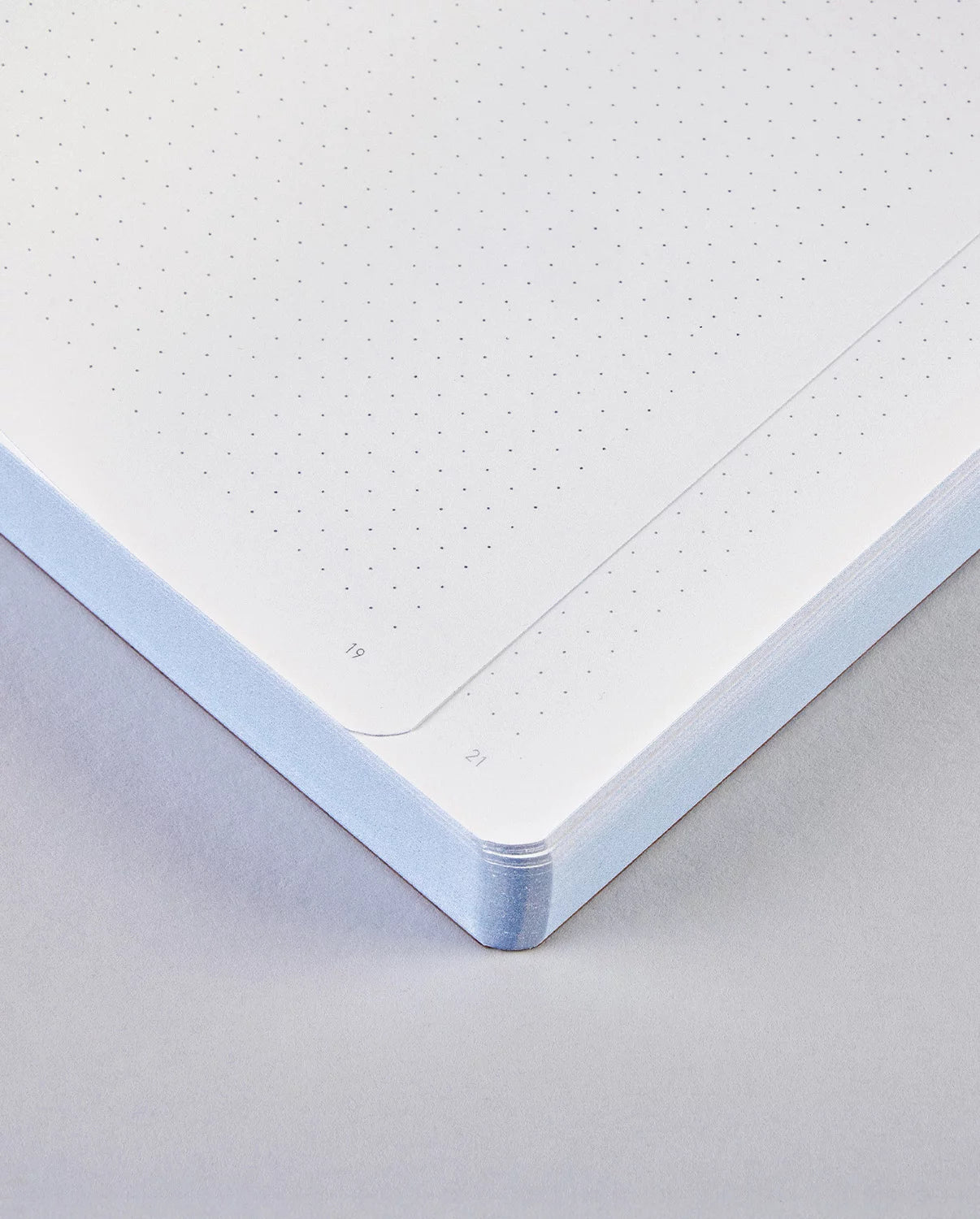 nuuna Notizbuch – 165 × 220 mm – 120 g/m² – Softcover, Fadenheftung, abgerundete Kanten, Blau, Pink, Weiss