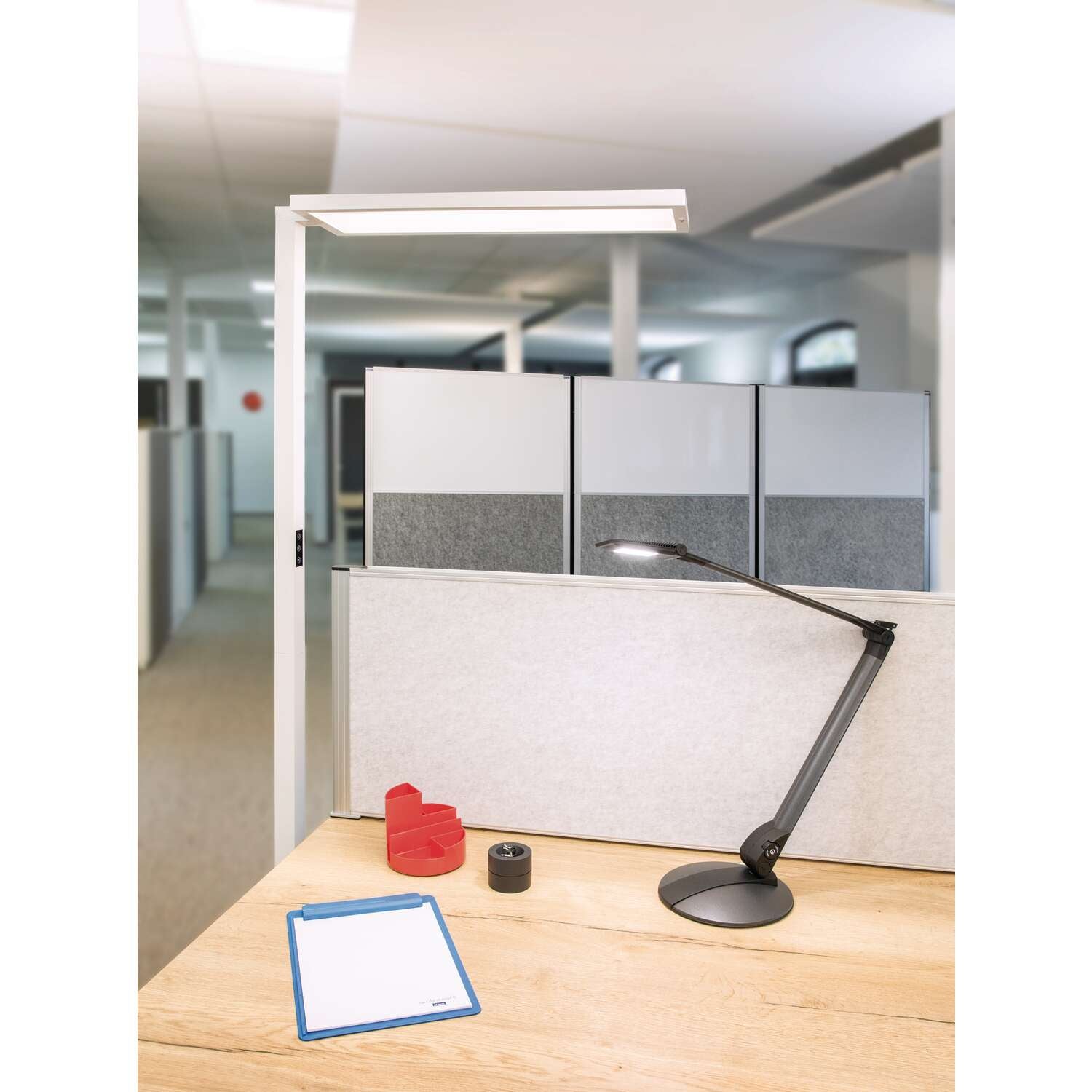 MAUL LED-Stehleuchte – dimmbar – 2700–5700 K – 15'150 lm – weiss