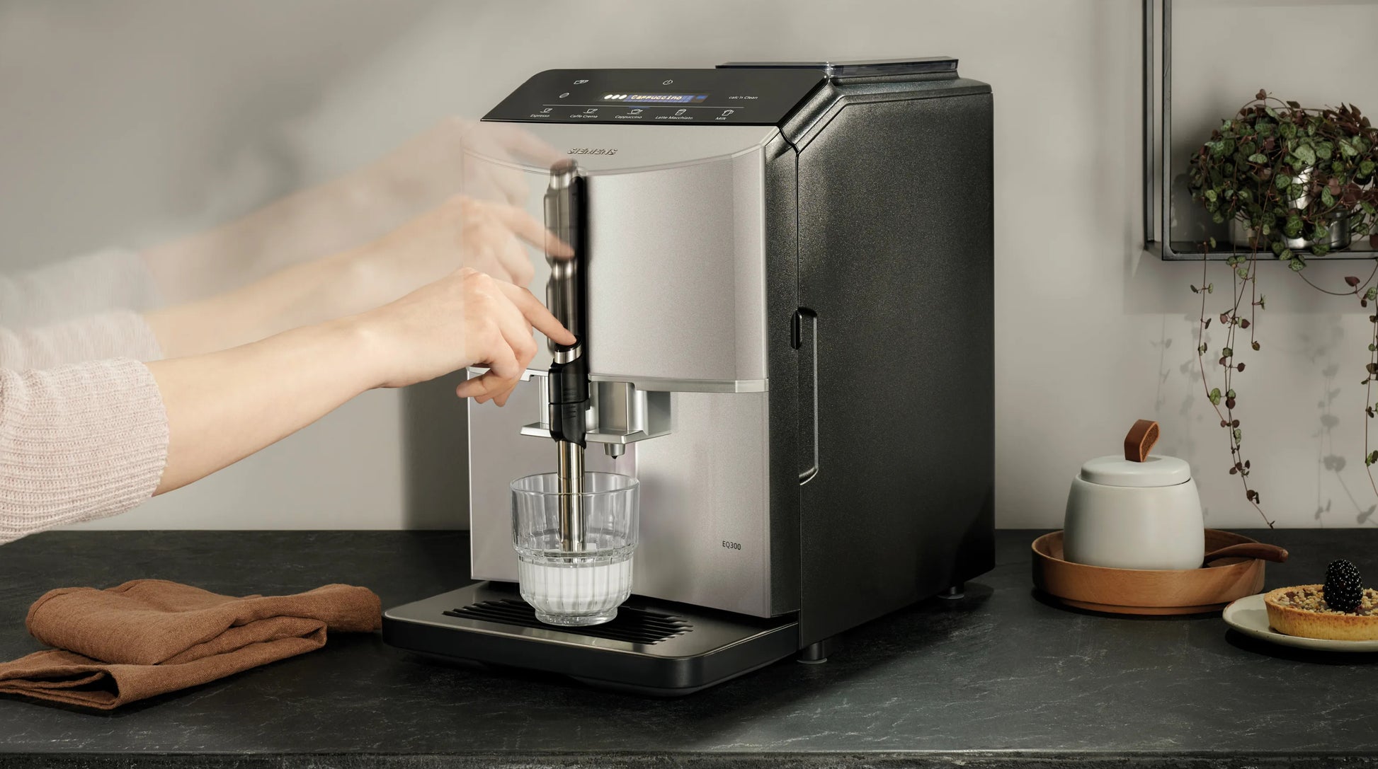 Siemens EQ300 TF303E07 Kaffeevollautomat – 15 bar, 1,4 l, 250 g, Keramik-Mahlwerk, Schwarz