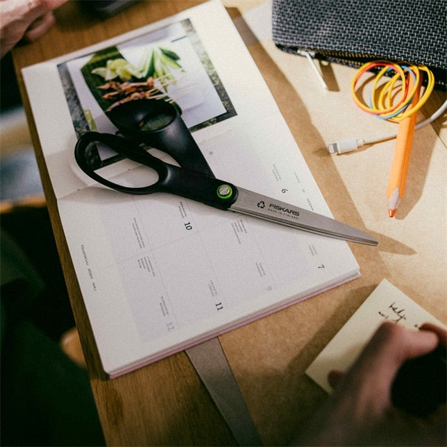 Fiskars Schere 21,0 cm, für Rechtshänder – Edelstahl, Softgrip – Schwarz
