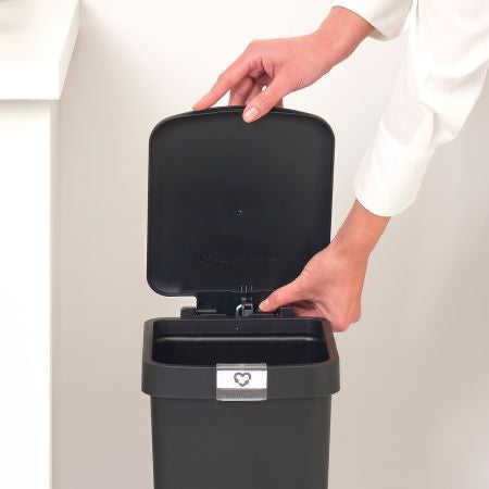 Brabantia Treteimer StepUp – 10 l – Recycling-Kunststoff, rechteckig – dunkelgrau