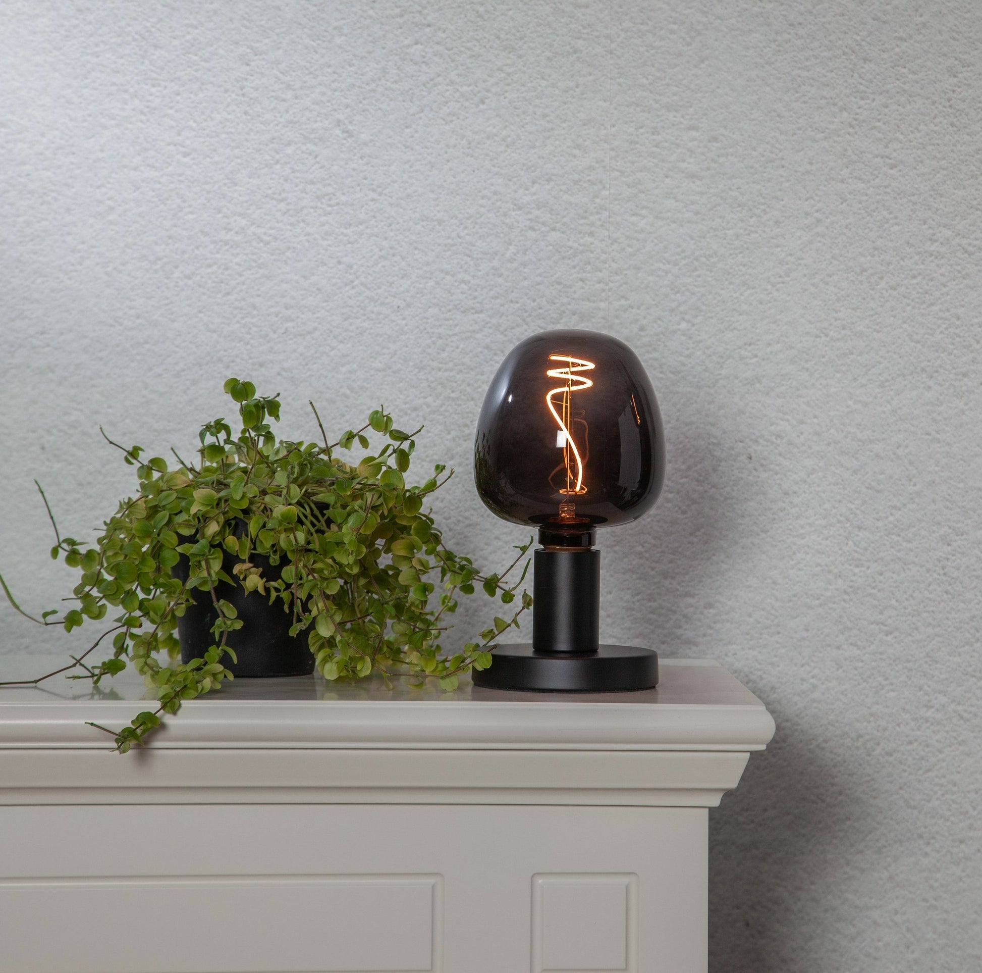 EGLO Globe G125 LED-Leuchtmittel E27 – 4 W dimmbar, 40 lm, 2000 K warmweiss, 360°, schwarz