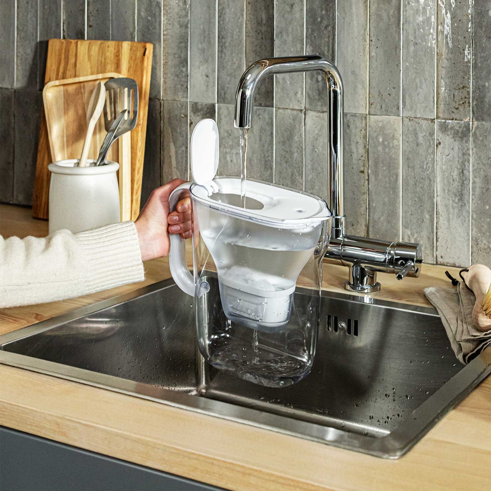 Brita Style Essential – Tischwasserfilter 2,4 l, MAXTRA, Kunststoff, Weiss, mit 2 Kartuschen