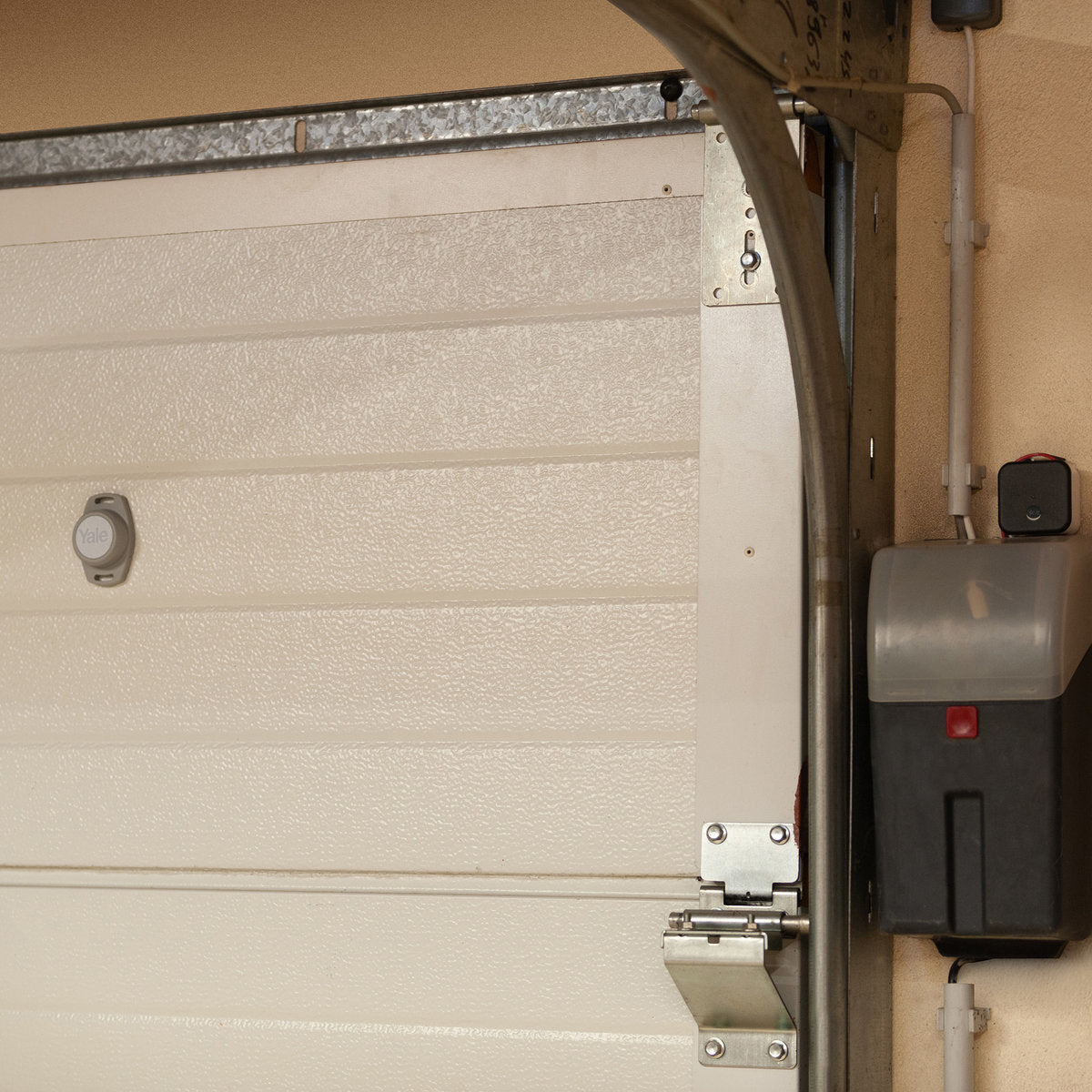 Yale Smart Positionssensor Garagentoröffner – kabellos, BT, 70×46×21 mm, Schwarz/Grau