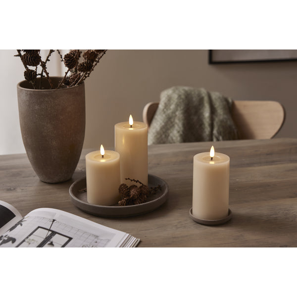 Star Trading LED-Säulenkerze – Ø 7,5 × 12,5 cm – Batteriebetrieb, Timer 6 Std. Ein/18 Std. Aus, Beige