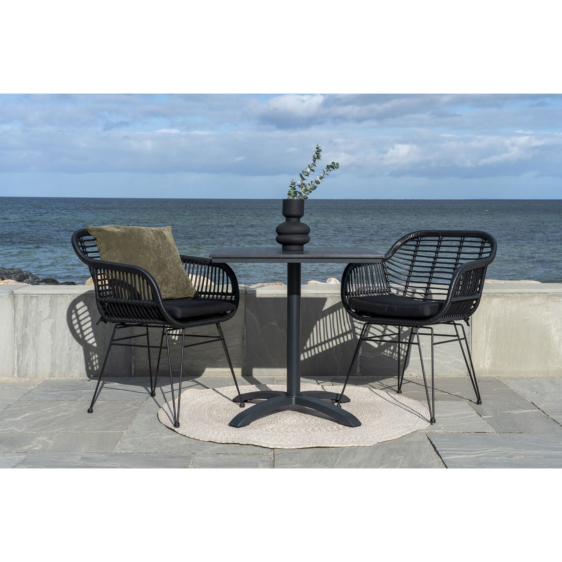 House Nordic Gartentisch – Schwarz – Aluminium – Tisch 70 × 70 × 72 cm