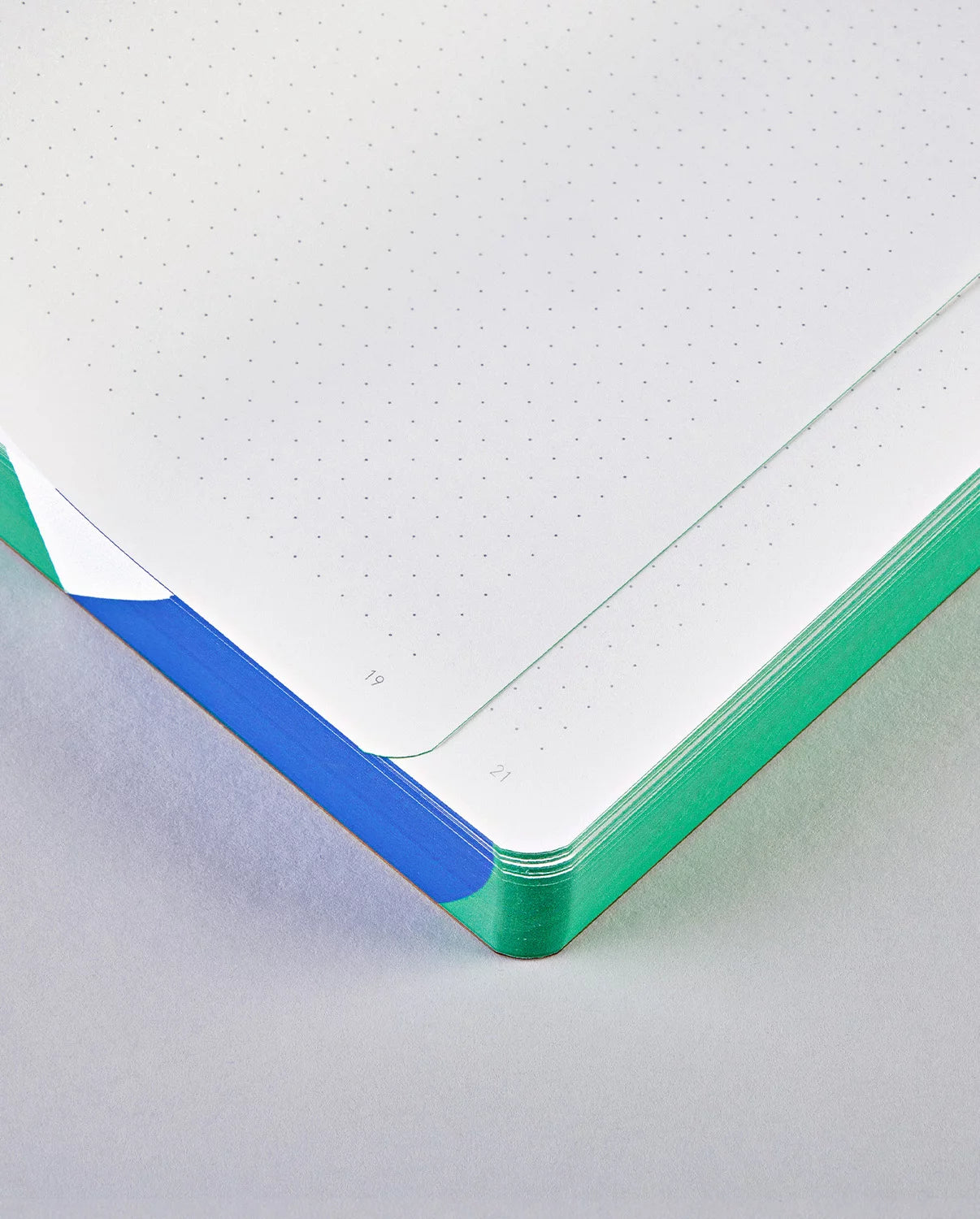 nuuna Notizbuch – 165 × 220 mm – 120 g/m² – Softcover, Fadenheftung, nummerierte Seiten – mehrfarbig