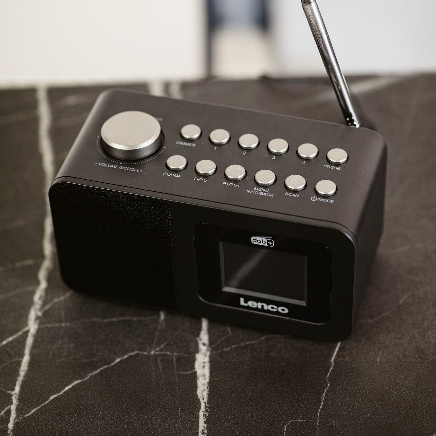 Lenco CR-625BK – DAB+/FM Radiowecker, Bluetooth, Qi-Laden – Schwarz