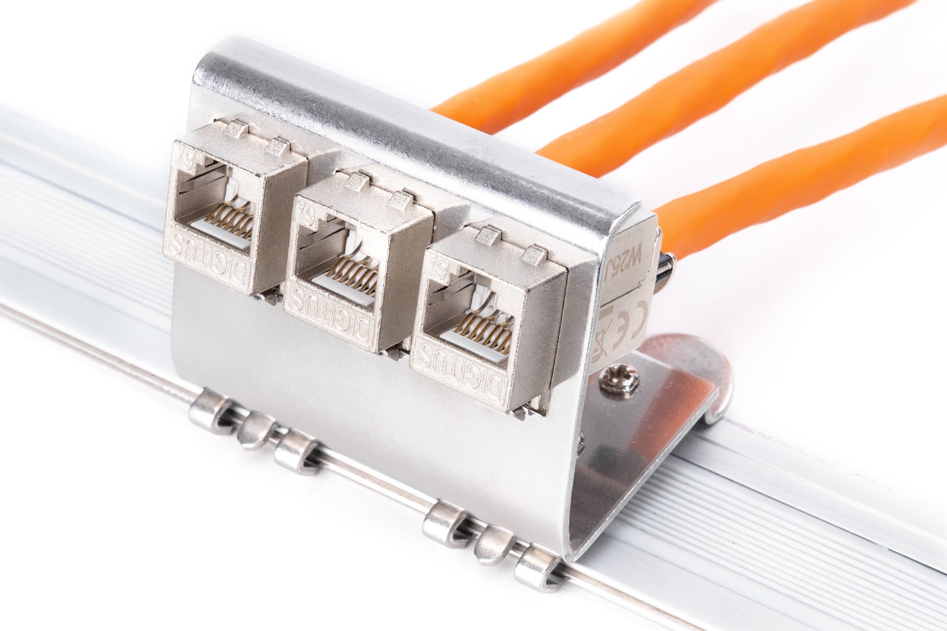 Digitus Hutschienenadapter, Edelstahl, Hutschiene, 90×80×50 mm – für 3× Keystone-Module – metallisch