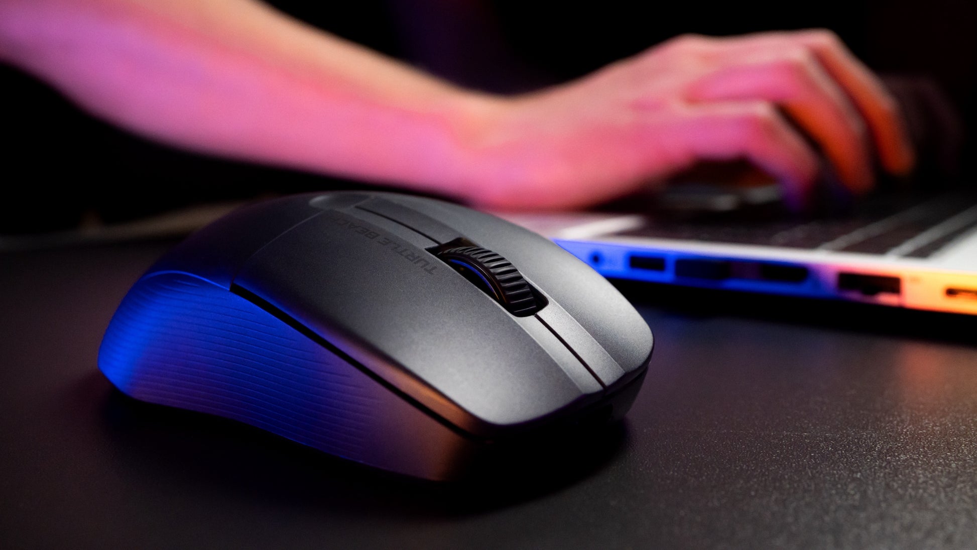 Turtle Beach Pure Air Gaming-Maus – Kabellos, 26'000 dpi, AIMO-RGB, Schnellladefunktion, 54 g, Schwarz