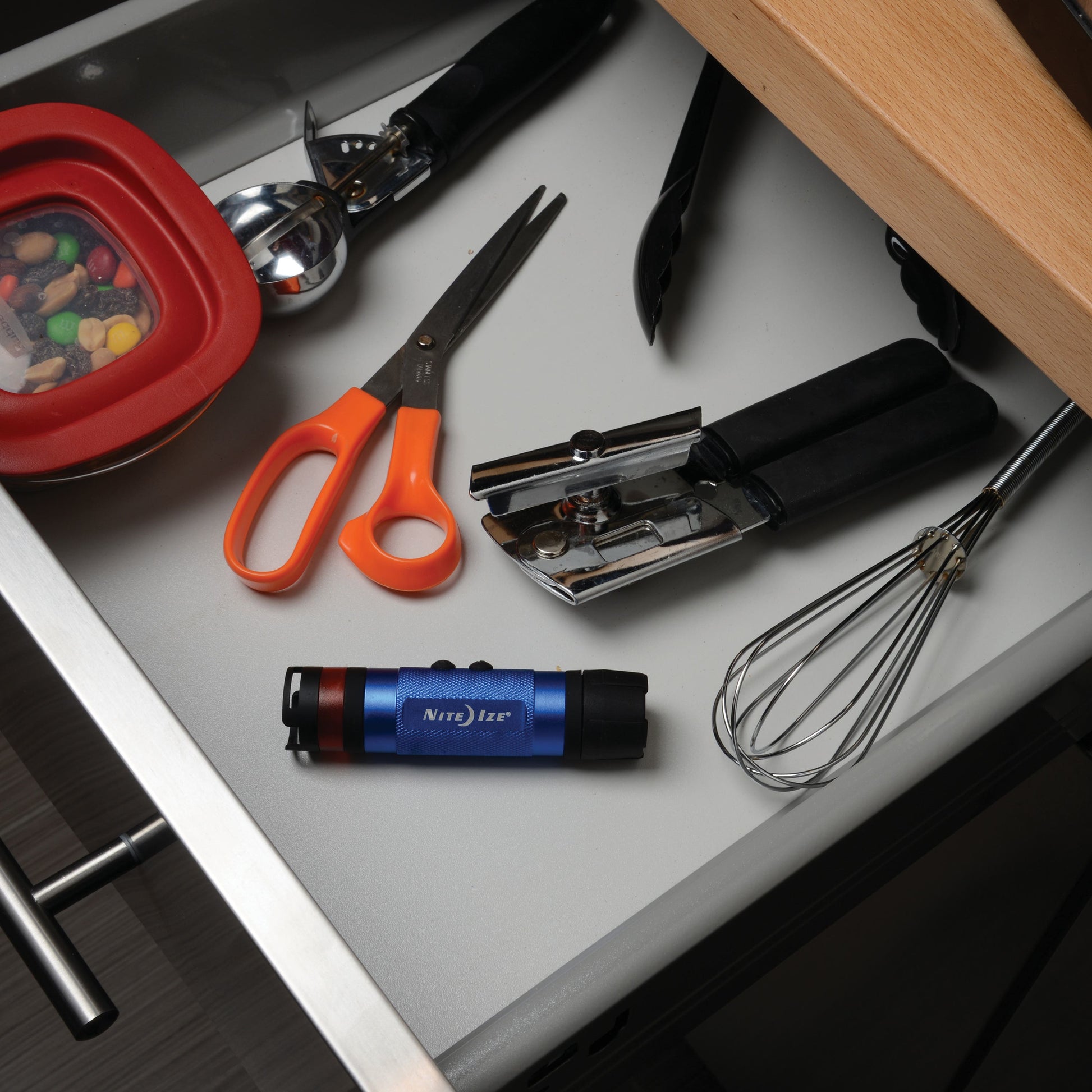 Nite Ize Taschenlampe Radiant 3-in-1 – 80 lm, 50 m, IPX4, AA-Batterie, Glüh-/Blink-/SOS-Modi – Schwarz