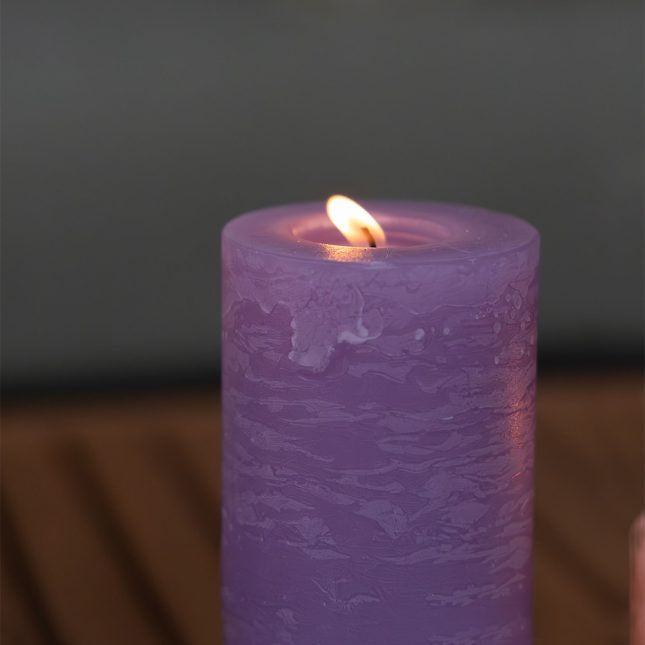 Balthasar Zylinderkerze – Ø 7 × 13 cm – Paraffin, Flieder – 60 h