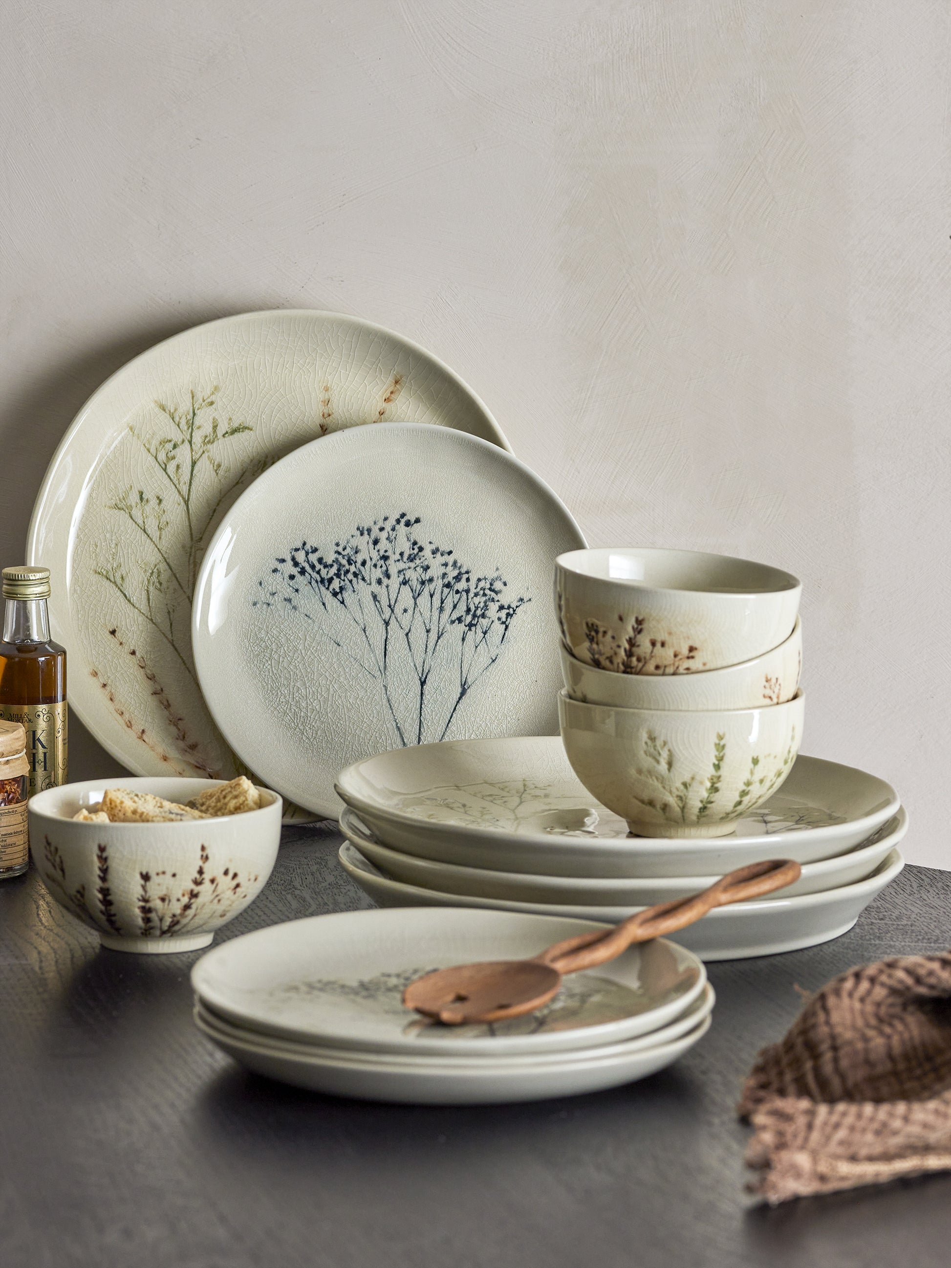 Bloomingville Geschirrset Bea – 12-teiliges Set, Ø 11/22/27,5 cm, Steingut, Natur, spülmaschinenfest