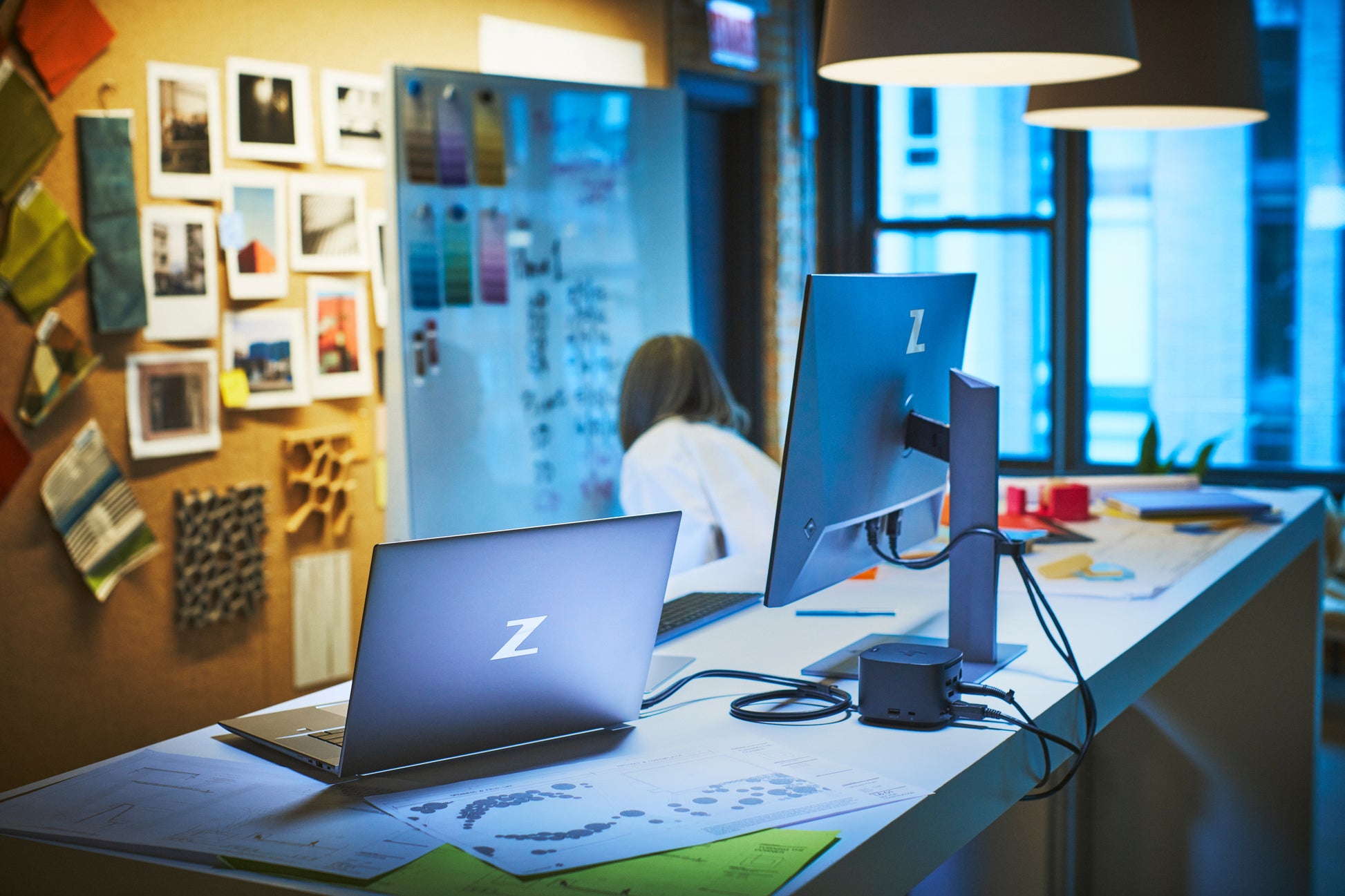 HP Wireless Creator 935M Business-Maus – kabellos, Hyperscrolling, für Rechtshänder, silber/schwarz