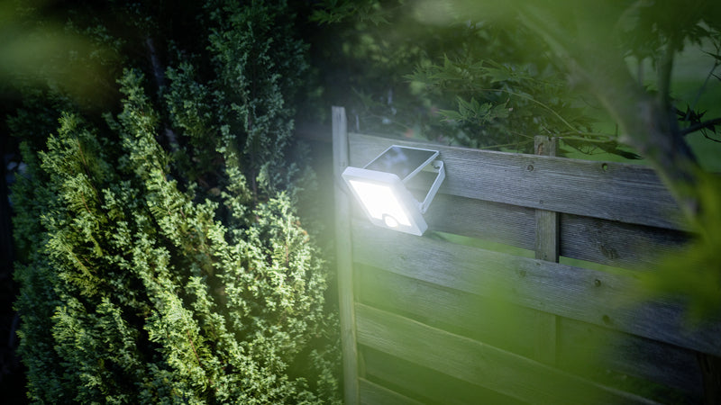 Steffen Aussenwandleuchte – 4000 K – IP65 – Solarbetrieb – mit Bewegungsmelder – Weiss, Aluminium, Stahl