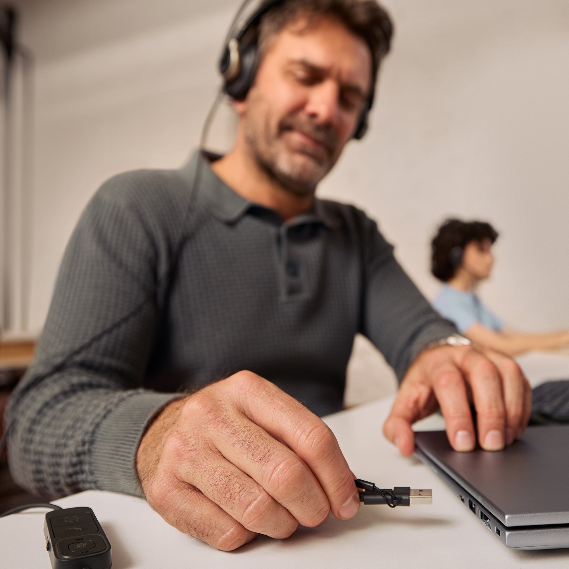 HP Poly Mission 825 Office-Headset – Stereo, Kabel (USB-C), ANC, Schwarz