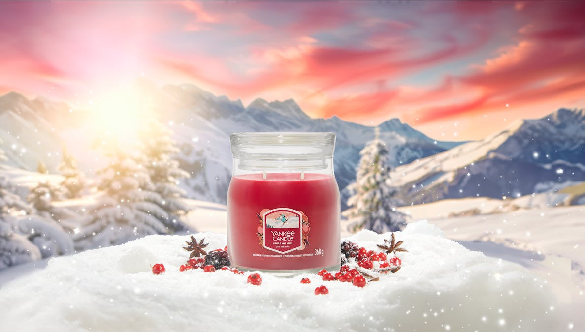Yankee Candle Santa auf Skiern – Duftkerze, Mittleres Glas, 35–50 h