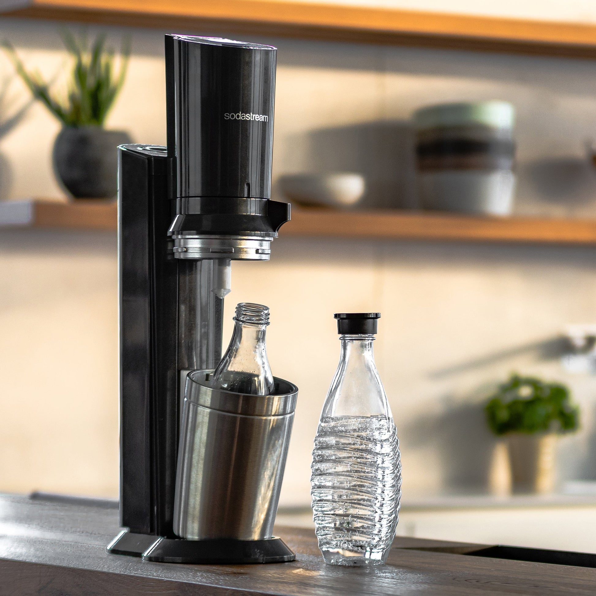 SodaStream Crystal – Schwarz, Grau, inkl. 60 l Zylinder, 3 Karaffen à 0,7 l