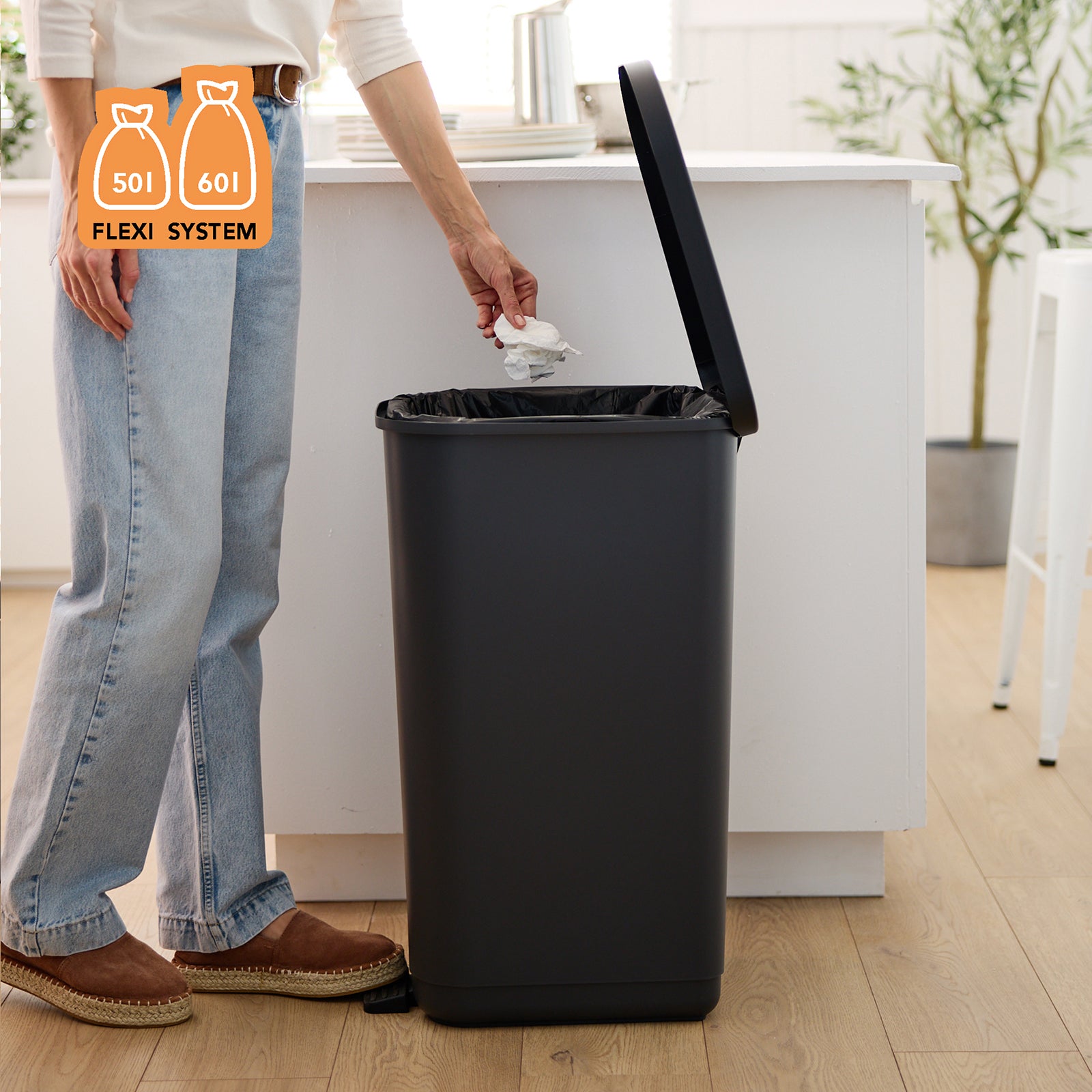 Rotho Treteimer ORBE – 55 l – Recycling-Kunststoff, rechteckig – schwarz – Anti-Rutsch-Basis