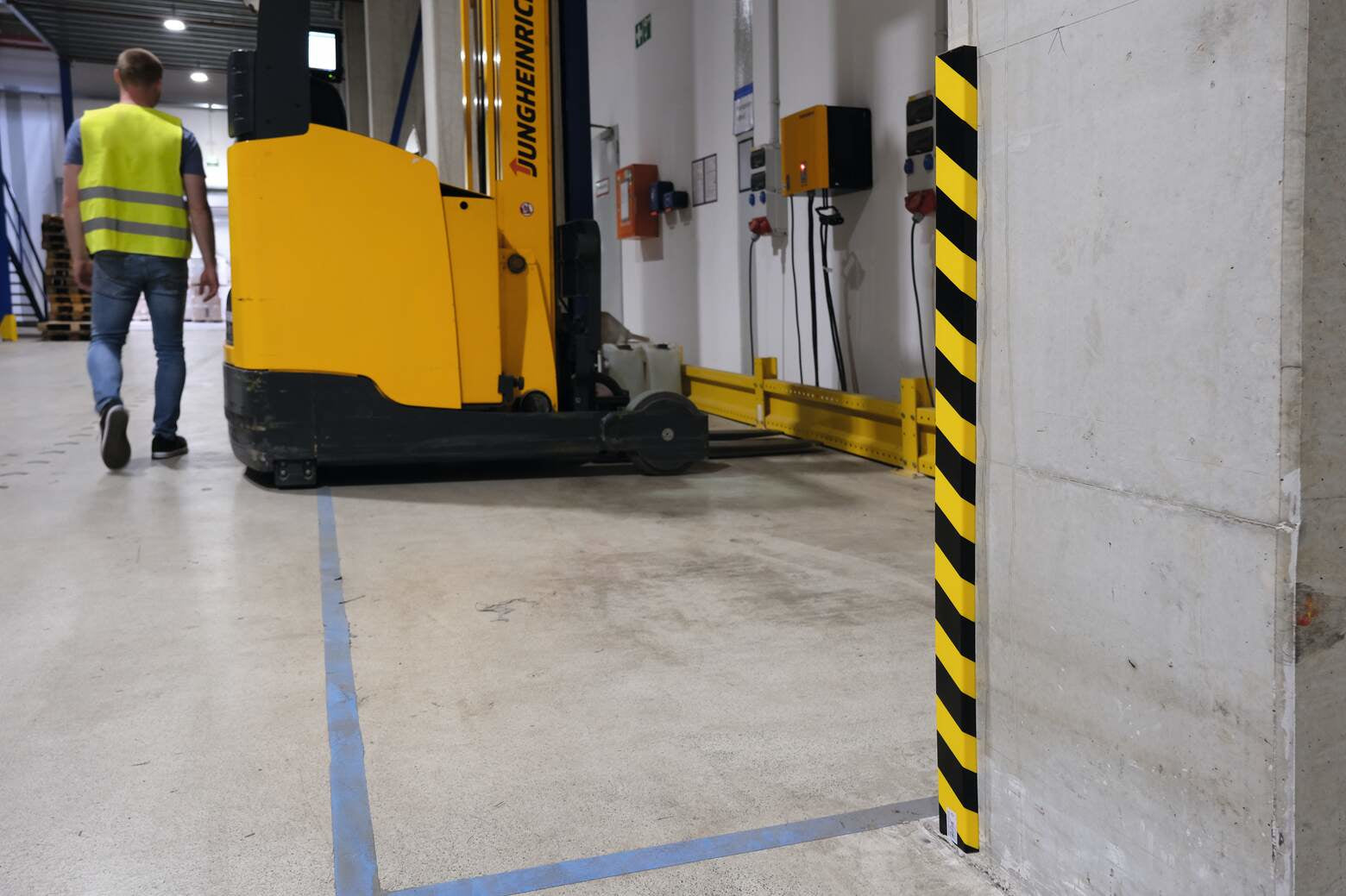 Durable Flächenschutzprofil S20 – 60 × 1'000 mm, Kunststoff, Schwarz/Gelb, selbstklebend