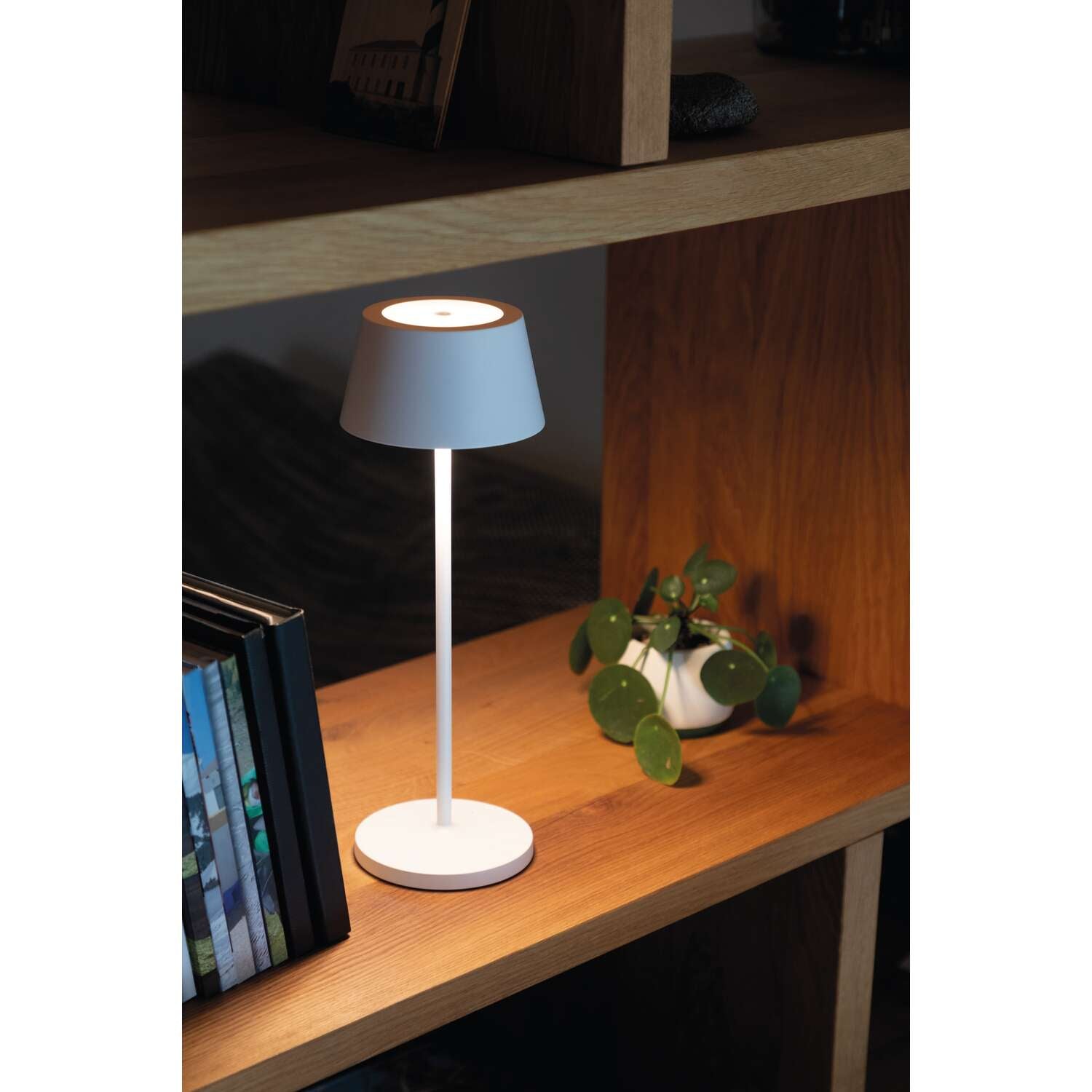 MAUL LED Tischleuchte Nina – Akku, USB-C & Ladestation, stufenlos dimmbar – 4000 K – 210 lm 3 W – Weiss