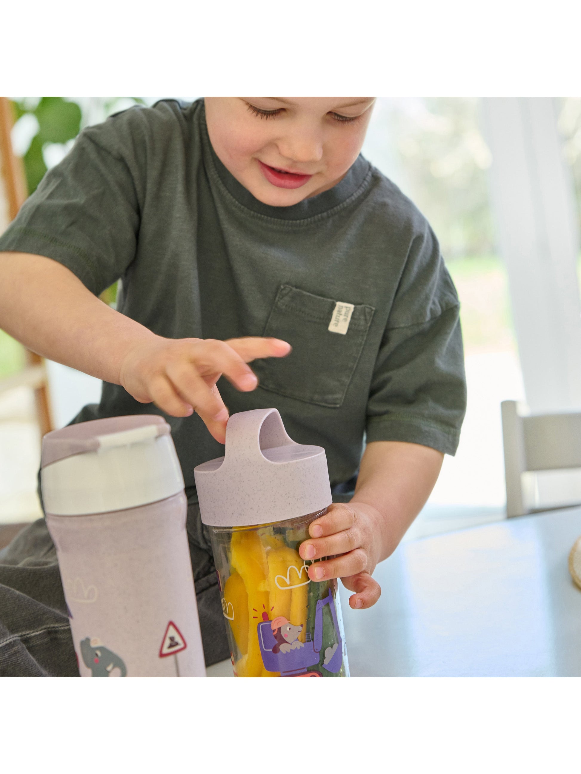 Koziol TRUCKS Kindertrinkflasche 500 ml – Biozirkulärer Kunststoff, Clipverschluss, Grau
