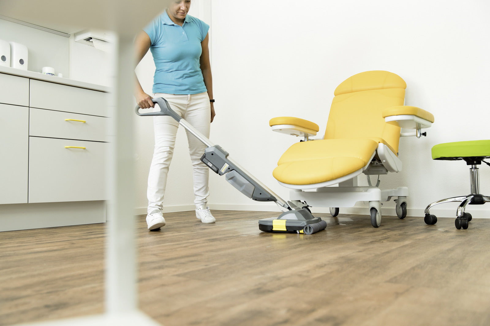 Karcher AG Scheuersaugmaschine BR 30/1 C Bp – 1 l – 30,5 × 34,0 × 120,0 cm – grau