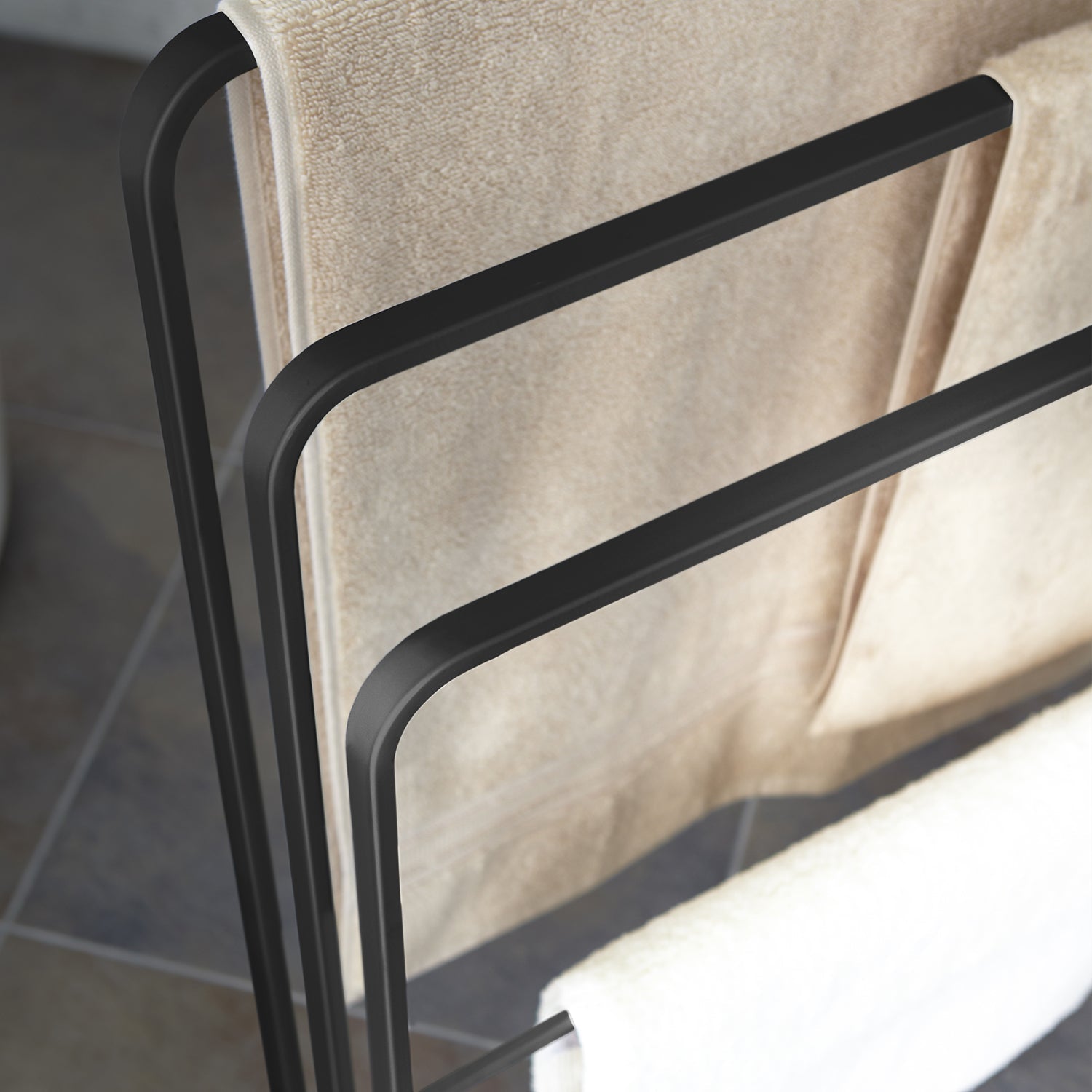 Yamazaki Handtuchständer TOWER – 14×70×81 cm, Stahl, Schwarz