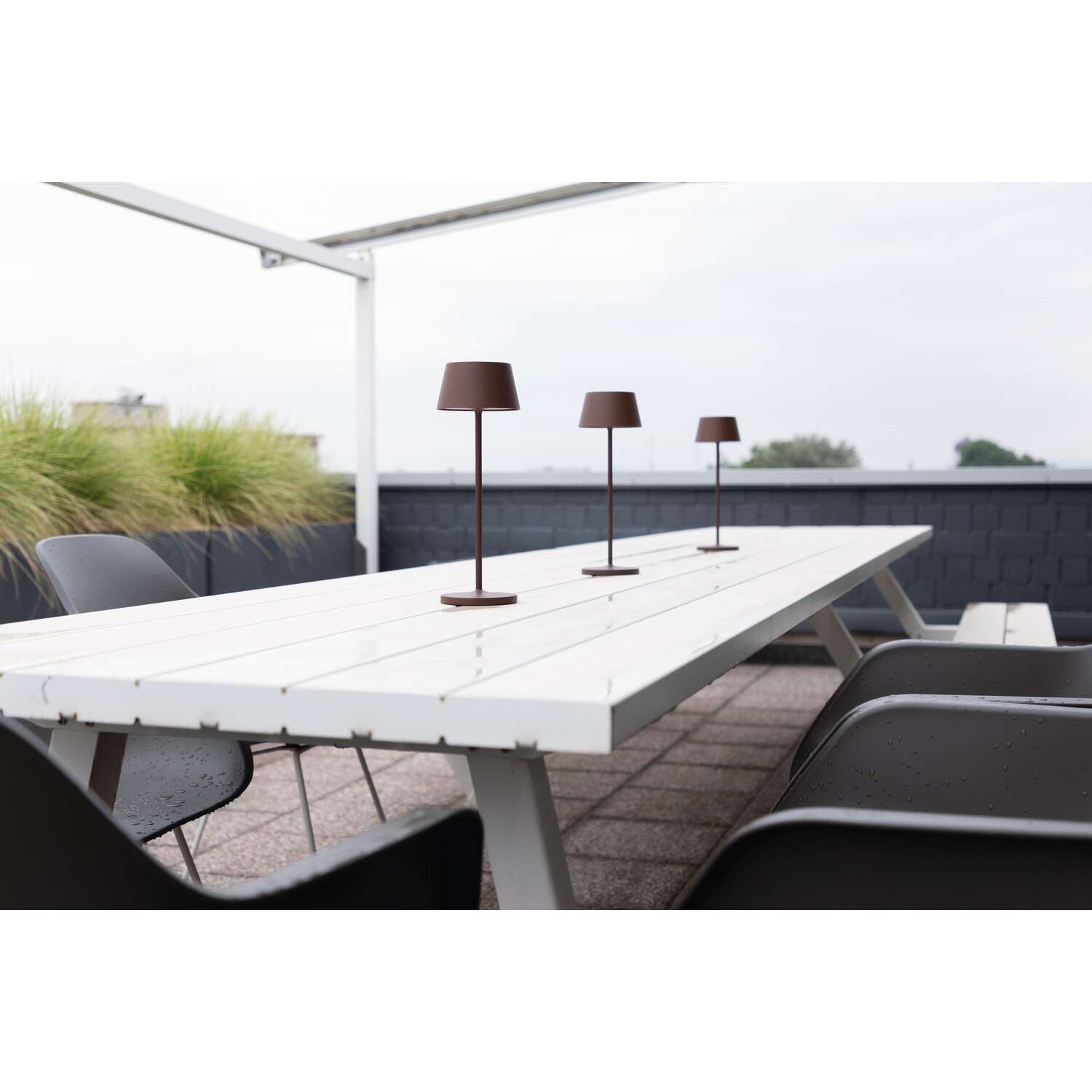 MAUL LED-Tischleuchte Nina – Akku, USB-C, Ladestation, dimmbar – 4000 K – 210 lm 3 W – Braun
