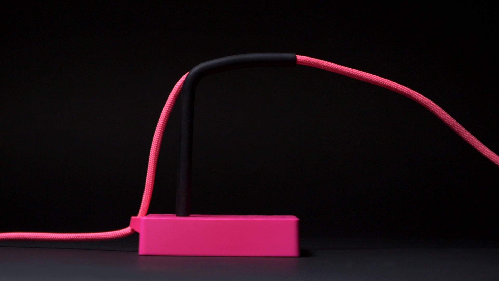 CHERRY XTRFY Kabelhalter – höhenverstellbar, Metall/Gummi/Silikon, Pink, 80 × 130 × 80 mm, 1 Stück