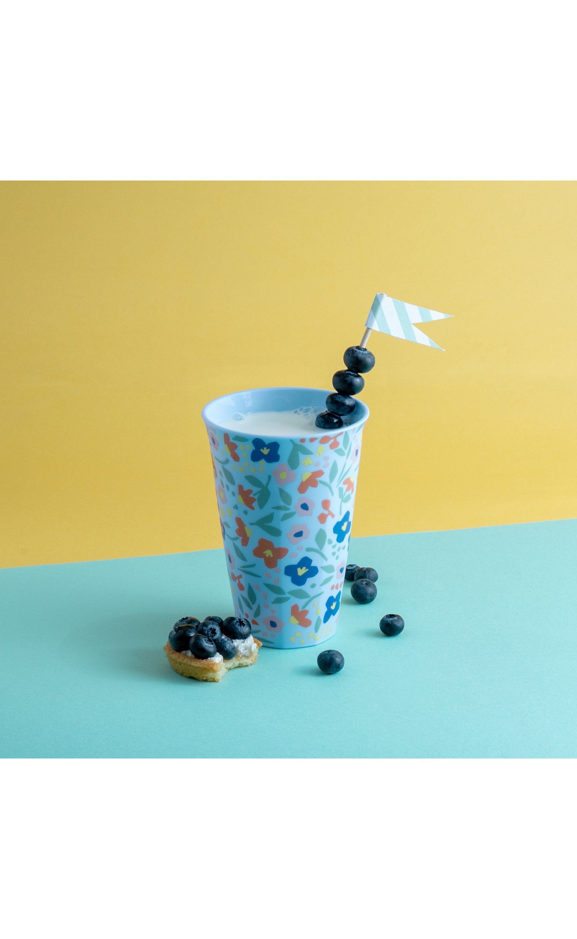 Koziol Becher Nora L BLOOMS – 450 ml, Ø 9,2 cm, Kunststoff (biozirkulär), Blau, spülmaschinenfest, BPA-frei