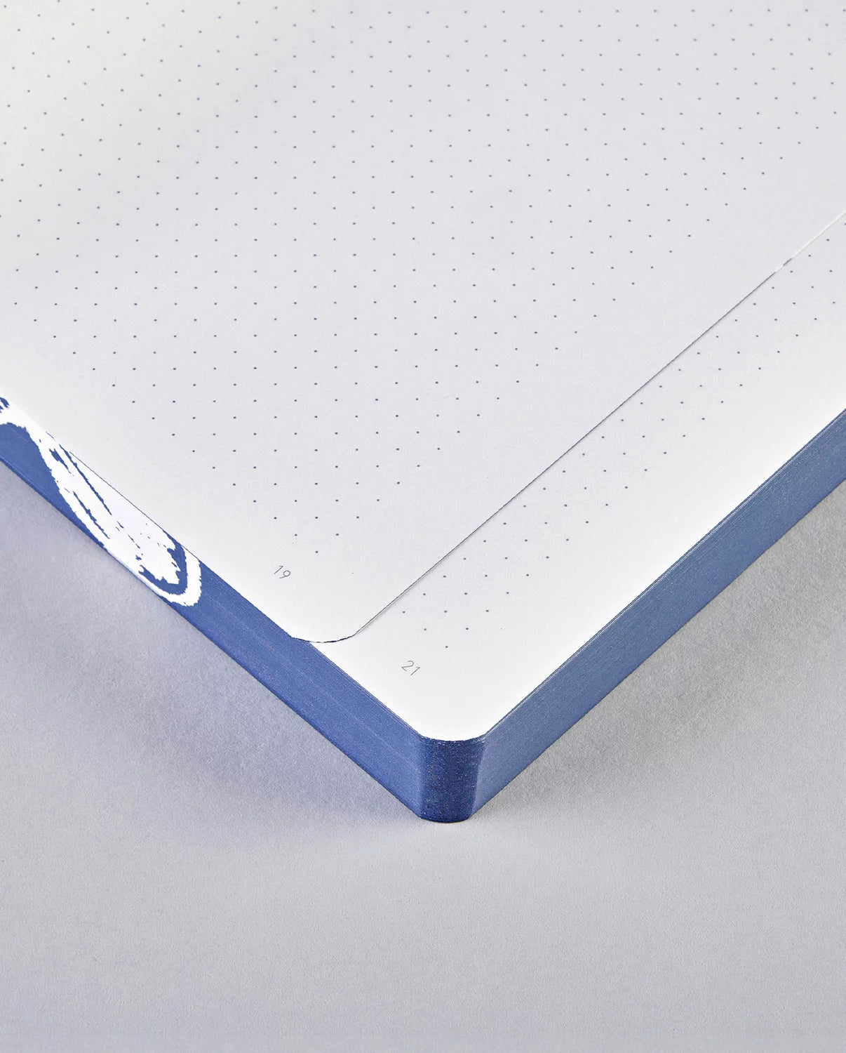 nuuna Notizbuch – 165 × 220 mm – punktiert – 256 Seiten – 120 g/m² – Softcover – blau/weiss