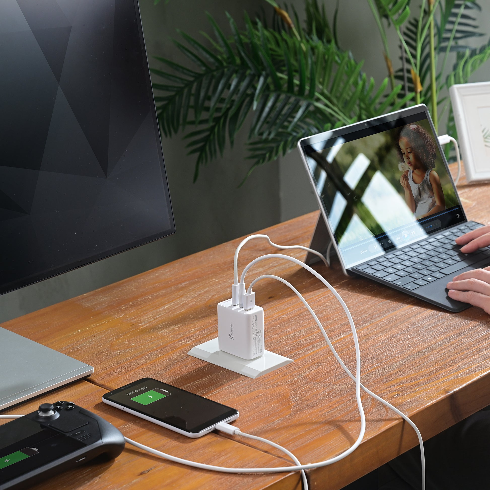 j5create Ladegerät – 65 W, 3× USB-C, GaN