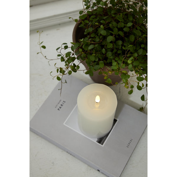 Star Trading LED-Kerze – Ø 7,5 × 12,5 cm, 0,01 W, Warmweiss, Weiss, flackernd, Timer, batteriebetrieben (2× AA)