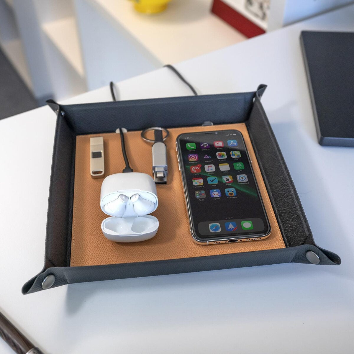 4smarts Smarttray Ladestation (EU) – 20 W, 2× USB-C + 1× USB-A, Qi, faltbar – für Smartphones