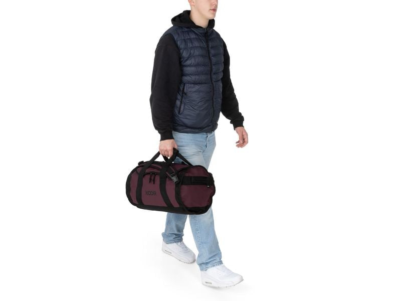 KOOR Sporttasche Sooma – 30 l, aus rPET, dunkelrot, 30,5 × 40 × 50 cm
