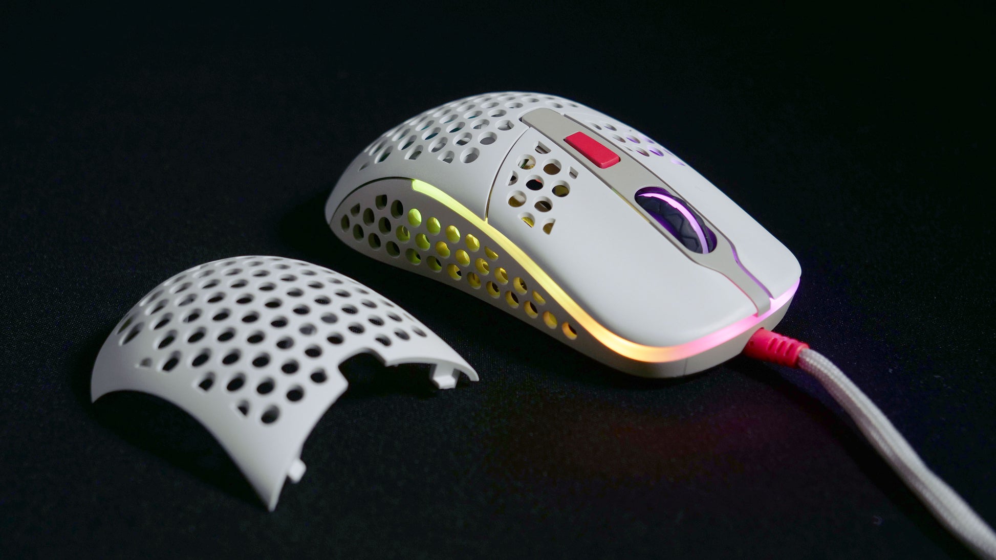 R-Go Tools CHERRY XTRFY M42 Gaming-Maus – kabelgebunden, 125/500/1'000 Hz, beidhändig, RGB-Beleuchtung, mehrfarbig