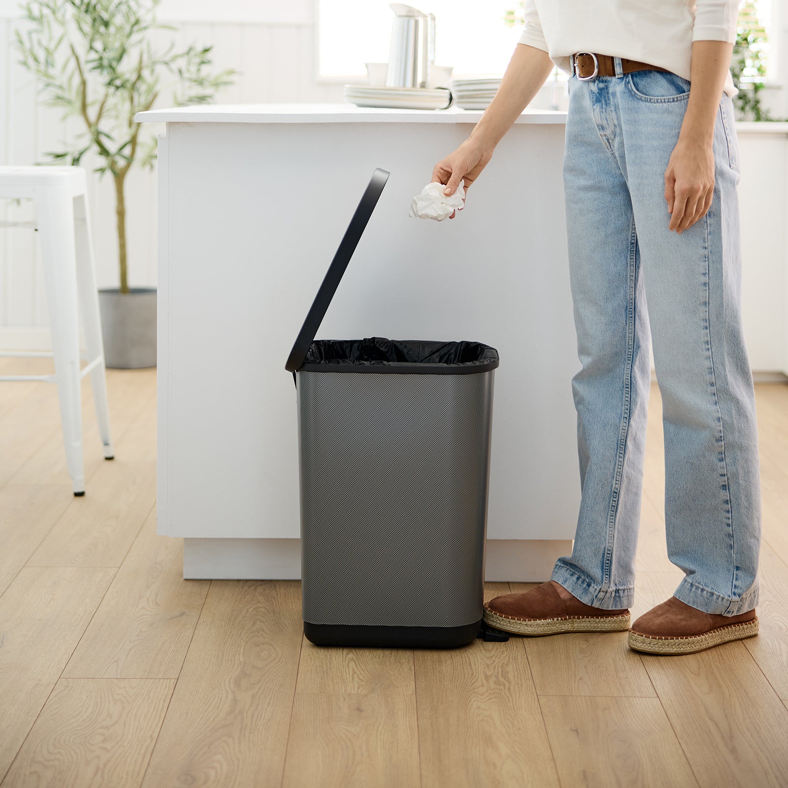 Rotho Treteimer ORBE – 35 l – Recycling-Kunststoff, rechteckig – silber – Anti-Rutsch, BPA-frei