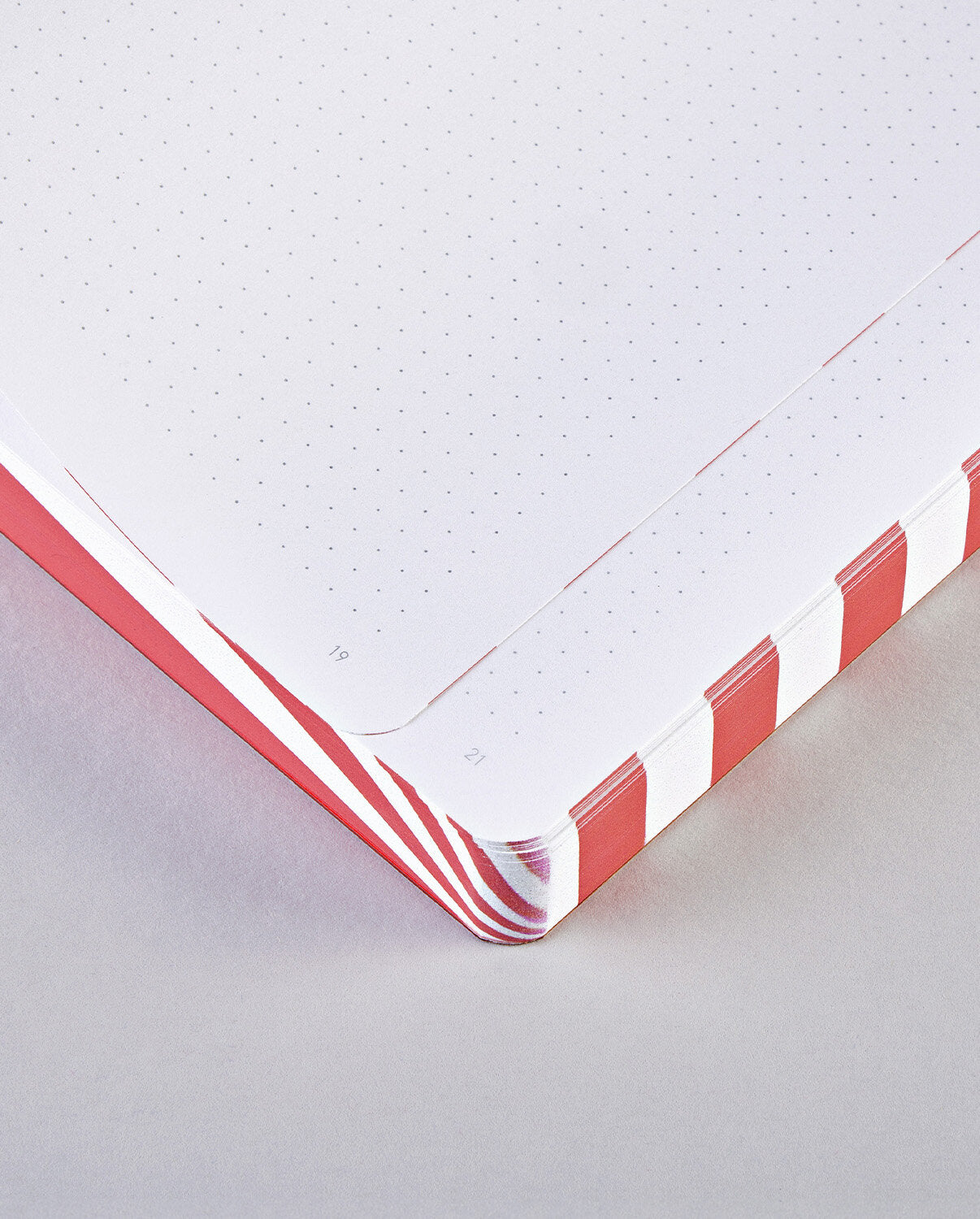 nuuna Notizbuch – 165 × 220 mm – 120 g/m² – Softcover, Fadenheftung, nummerierte Seiten – Rot/Weiss