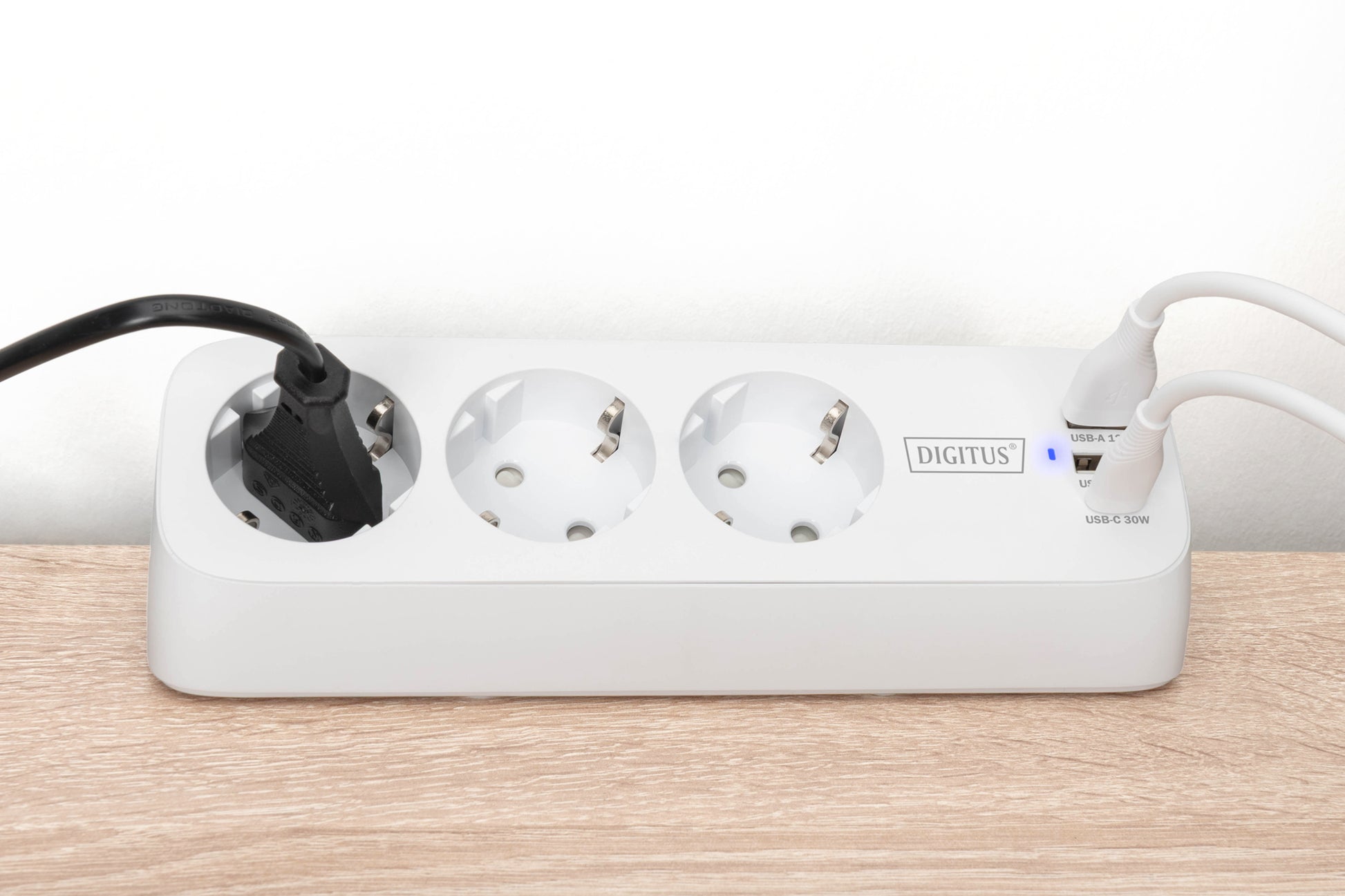 Digitus Steckdosenleiste mit USB EU-Stecker (Typ E/F) 3× – USB-C×1, USB-A×2 – 1,5 m – Weiss