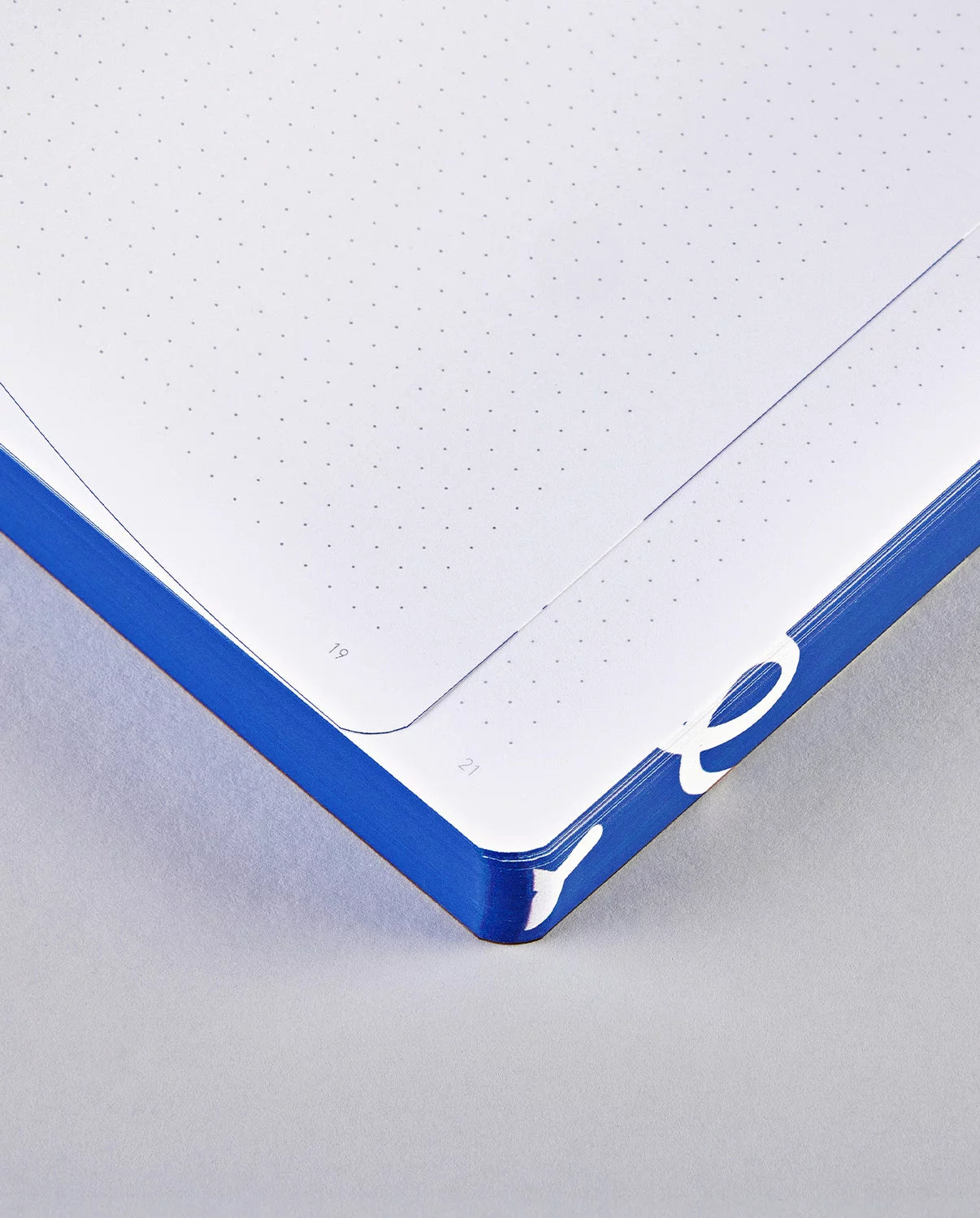 nuuna Notizbuch – 165 × 220 mm – 120 g/m² – Softcover, Fadenheftung, nummerierte Seiten, Blau/Weiss
