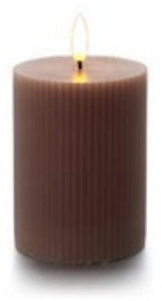 Balthasar LED-Zylinderkerze – Ø 7,5 × 10 cm, Warmweiss, Braun, Timer, Flackernd, 3× AAA