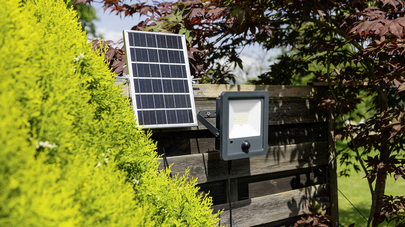 Steffen Aussenwandleuchte – 7 W – Kaltweiss, 4000 K – IP65 – Solarbetrieb – mit Bewegungsmelder – Schwarz