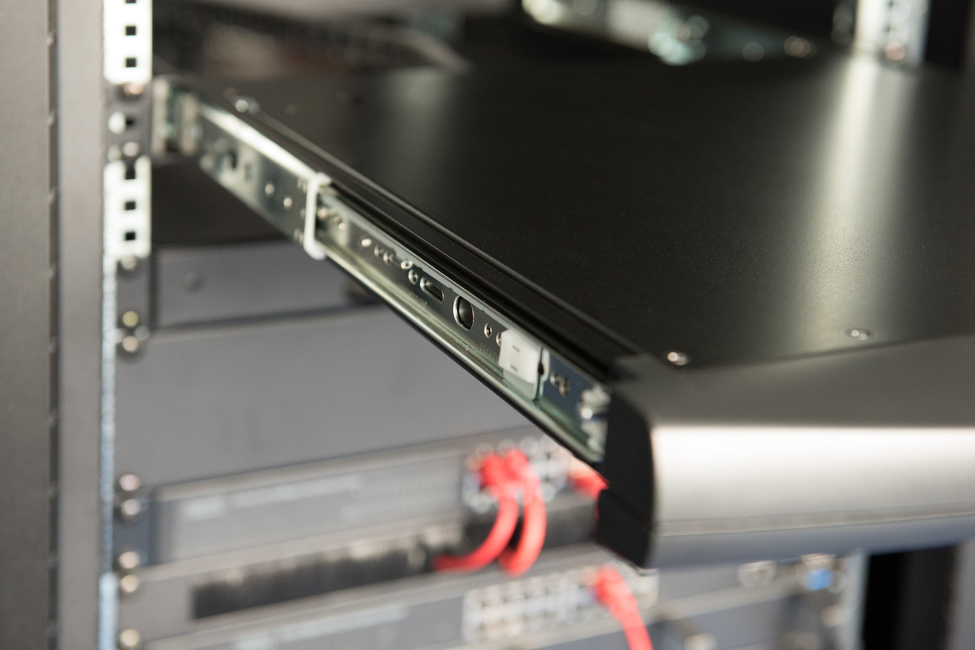 Digitus 19" Rack-LCD-Konsole – 16-Port VGA KVM, 1920 × 1080, DE QWERTZ, USB 2.0, Touchpad – 1U