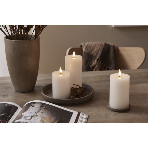 Star Trading LED-Säulenkerze – Ø 7,5 × 17,5 cm – Timerfunktion, Akku (2 × AA), Weiss, 1-teilig