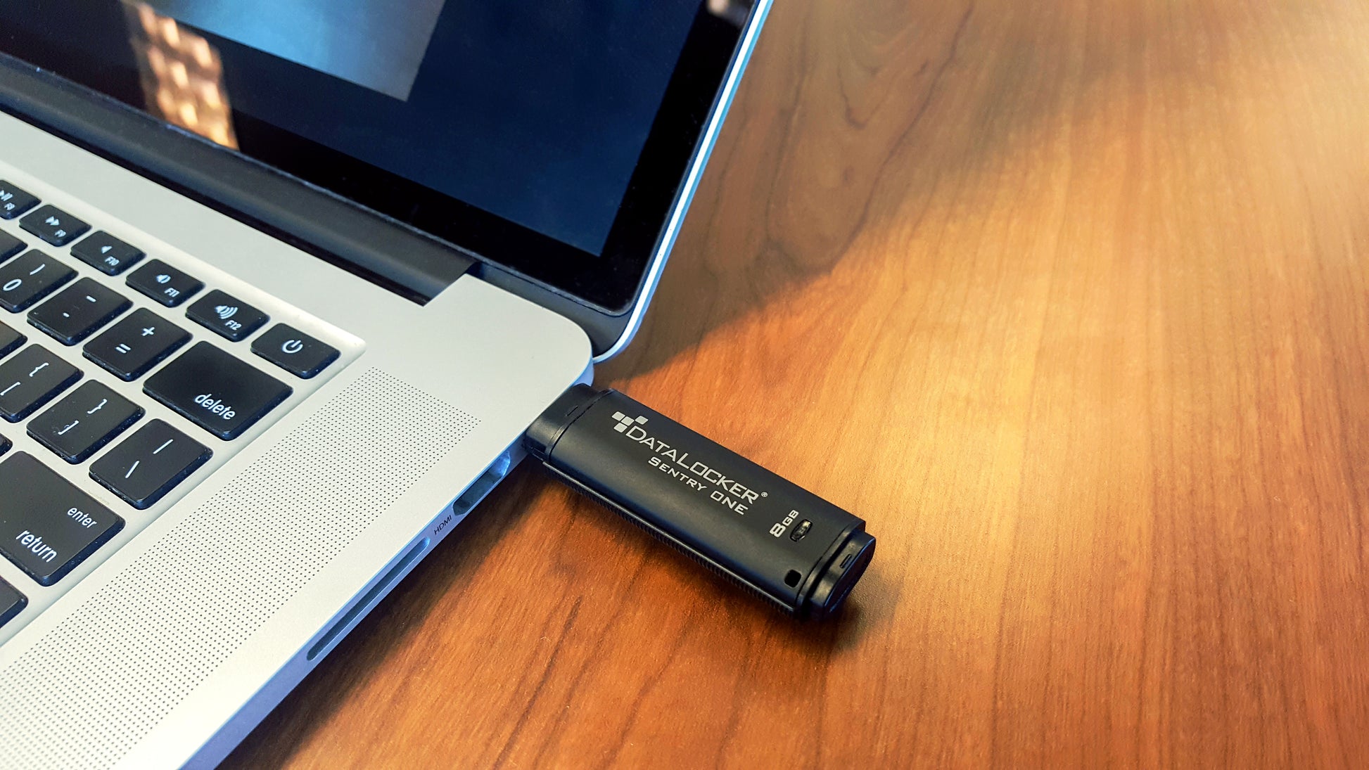 DataLocker Sentry One Managed USB-Stick 8 GB – USB-A 3.2 Gen 1, 165/22 MB/s, AES-256, IP68, mit Kappe, Schwarz